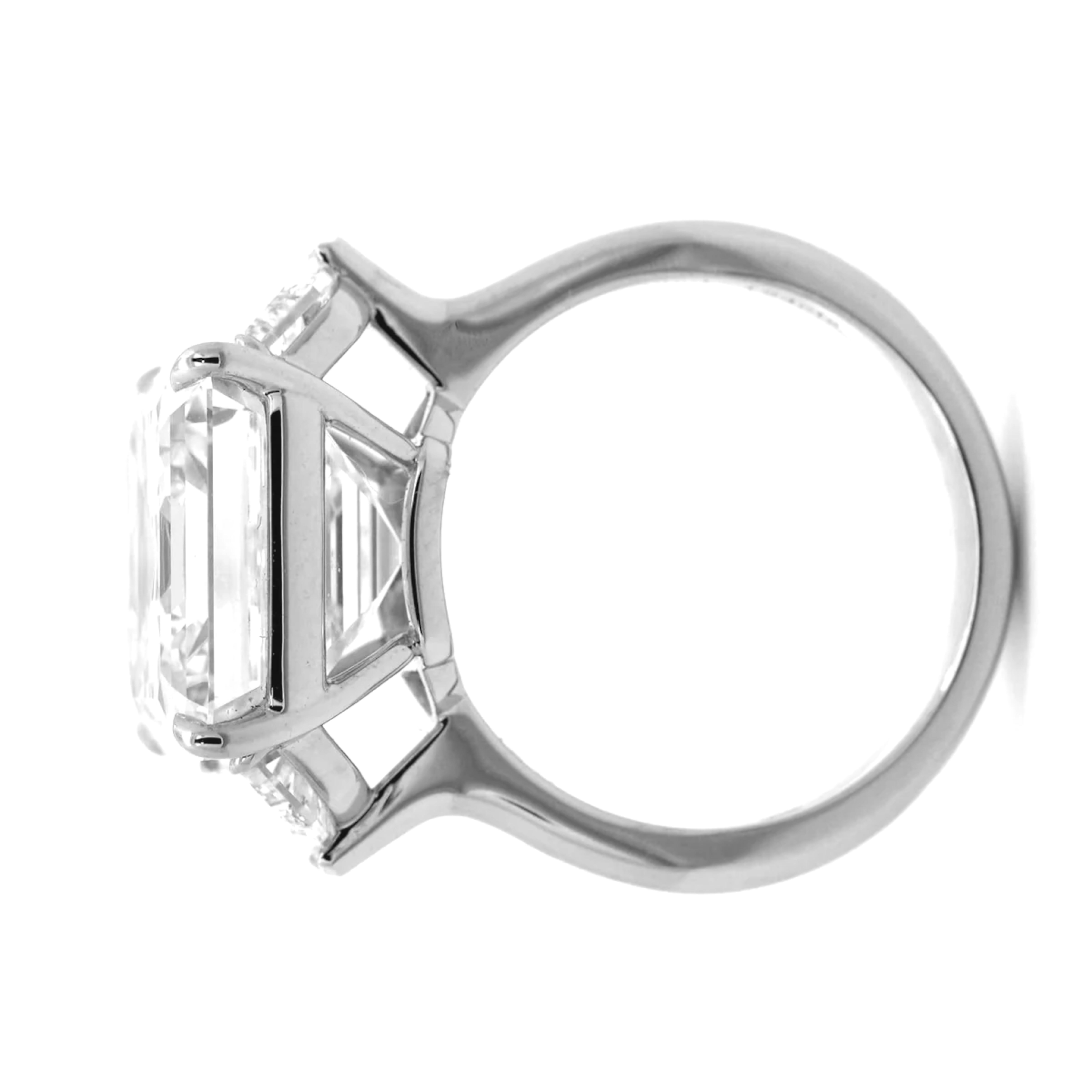 Kühn, selten und unbestreitbar fesselnd - dieser GIA-zertifizierte 10,19-Karat-Diamantring im Asscher-Schliff ist das ultimative Statement für Eleganz und Prestige. Flankiert von auffälligen seitlichen Diamanten im Cadillac-Schliff von insgesamt
