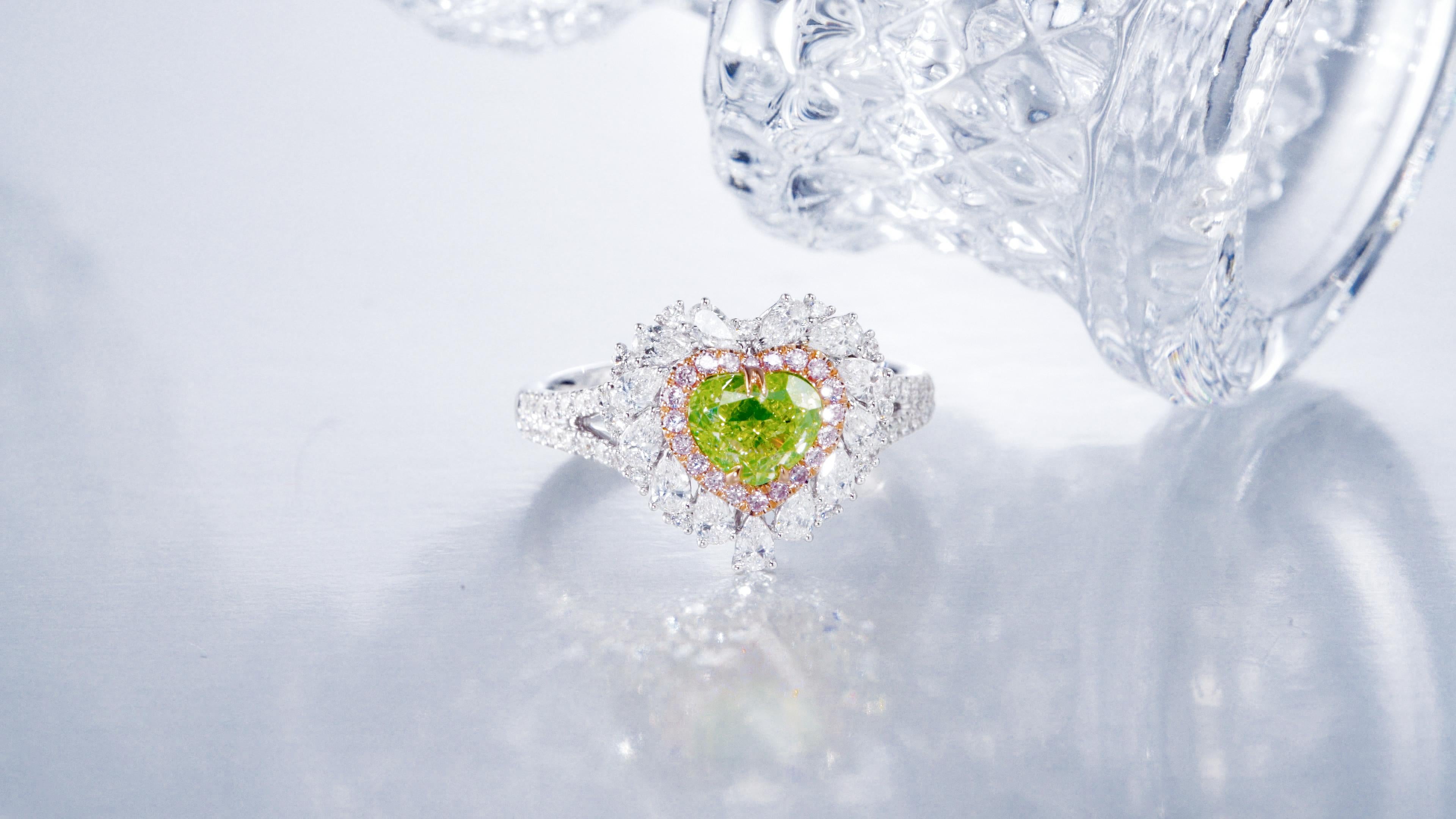 GIA Certified 1.01ct HeartShape Fancy Green-Yellow Color Diamond Engagement Ring In New Condition For Sale In Hong Kong, HK
