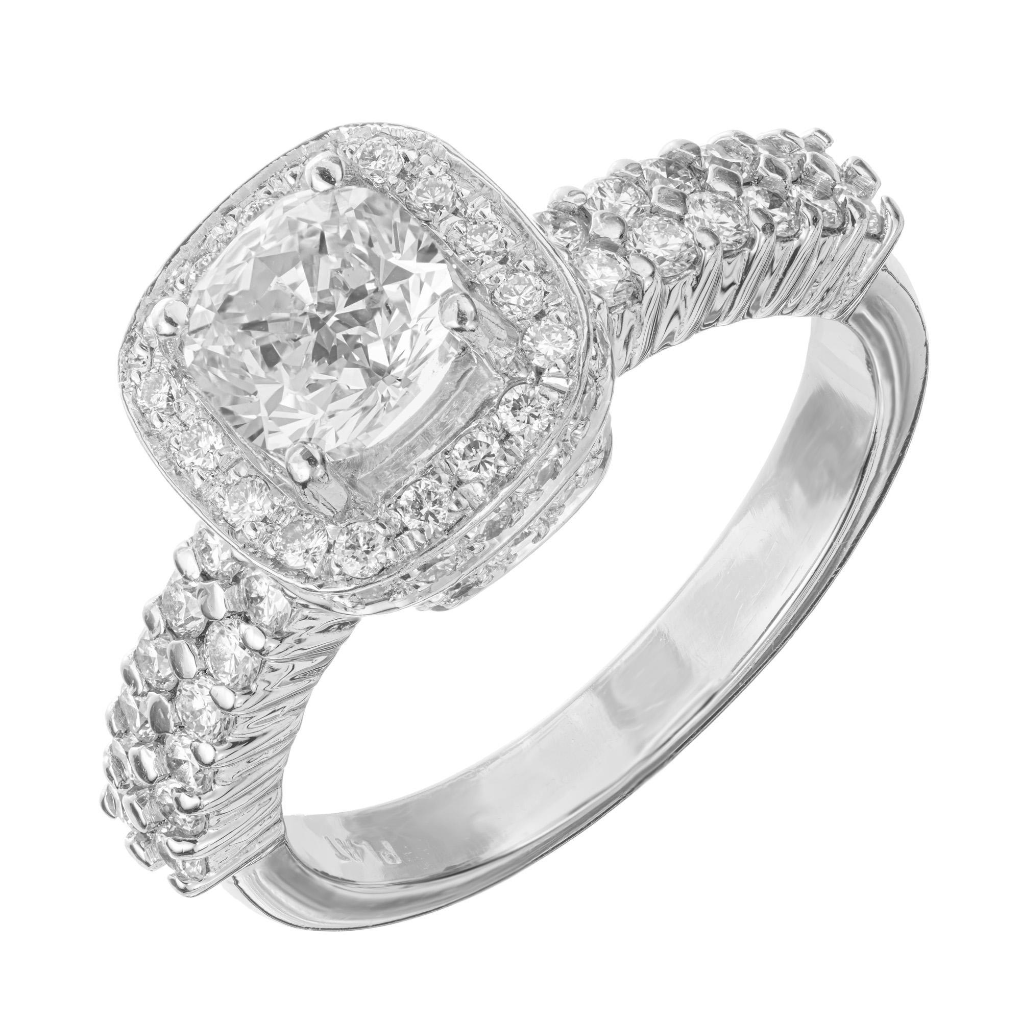 Bague de fiançailles en diamant. Pierre centrale en diamant de taille coussin certifié GIA, sertie en platine d'un halo de diamants ronds de taille et de diamants ronds d'accentuation le long de la couronne et de la tige.  

1 diamant coussin, poids