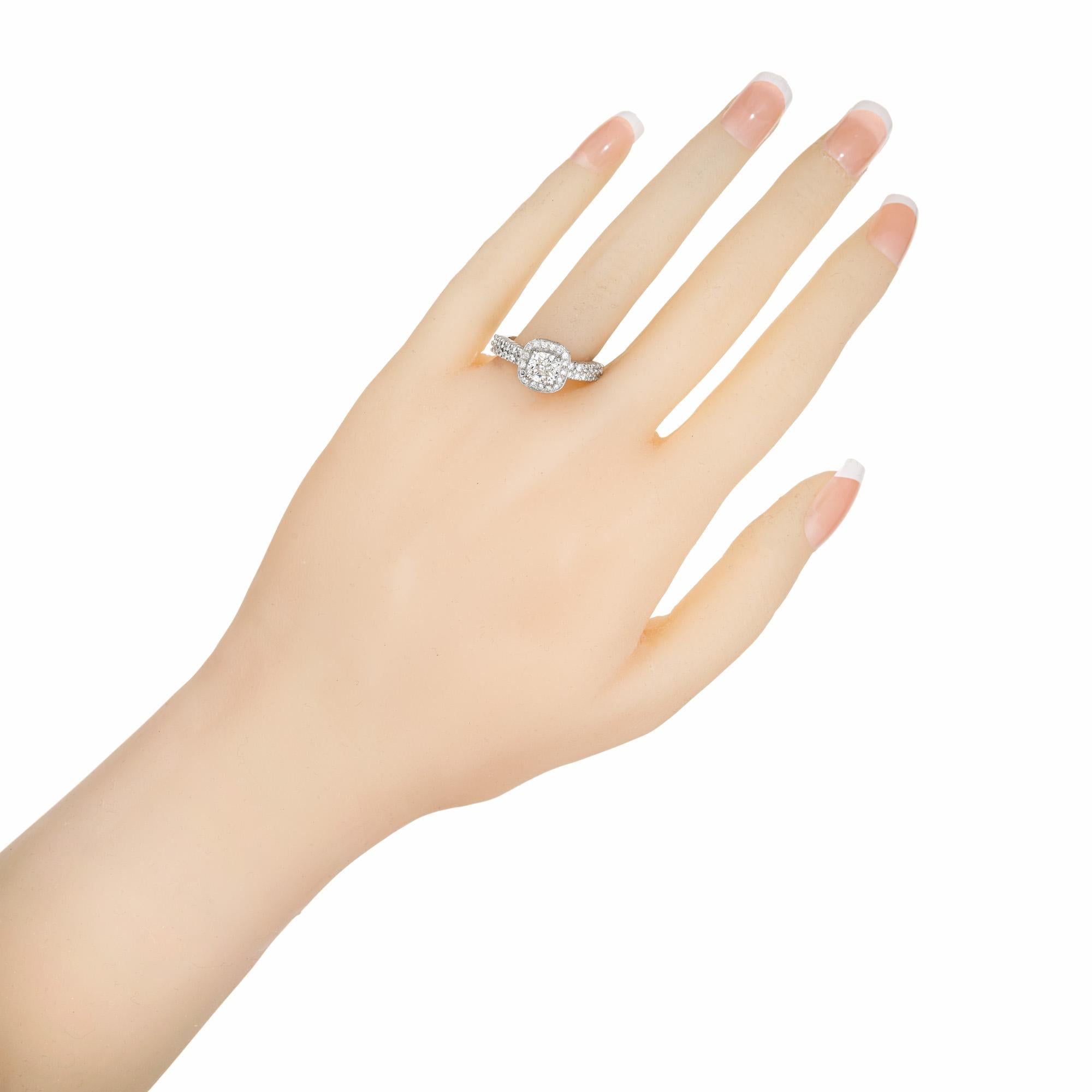 Anello di fidanzamento aureolato in platino con diamante a cuscino certificato GIA da 1,02 carati in vendita 3