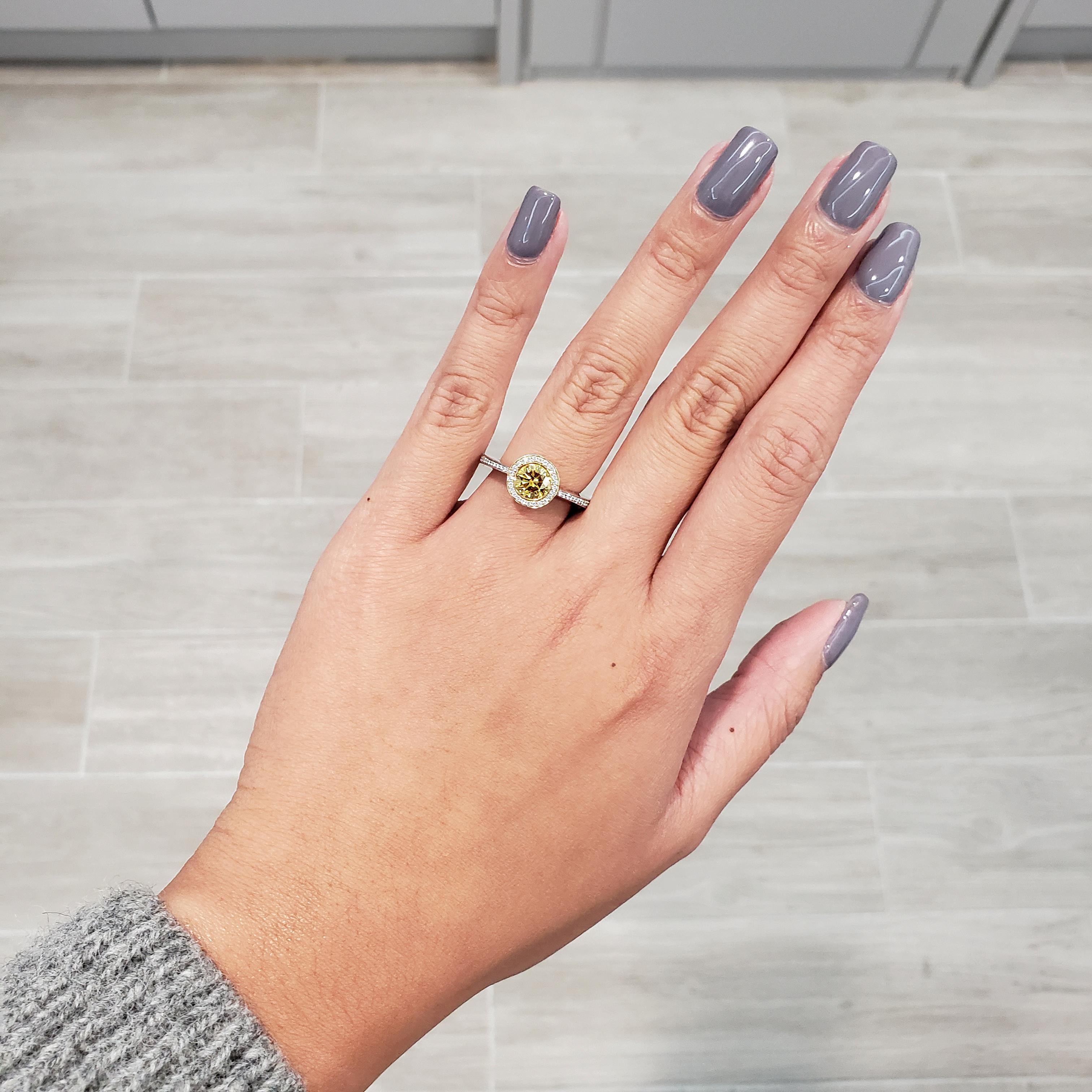 Bague de fiançailles halo avec diamant jaune brunâtre profond de 1,02 carats certifié GIA Neuf - En vente à New York, NY
