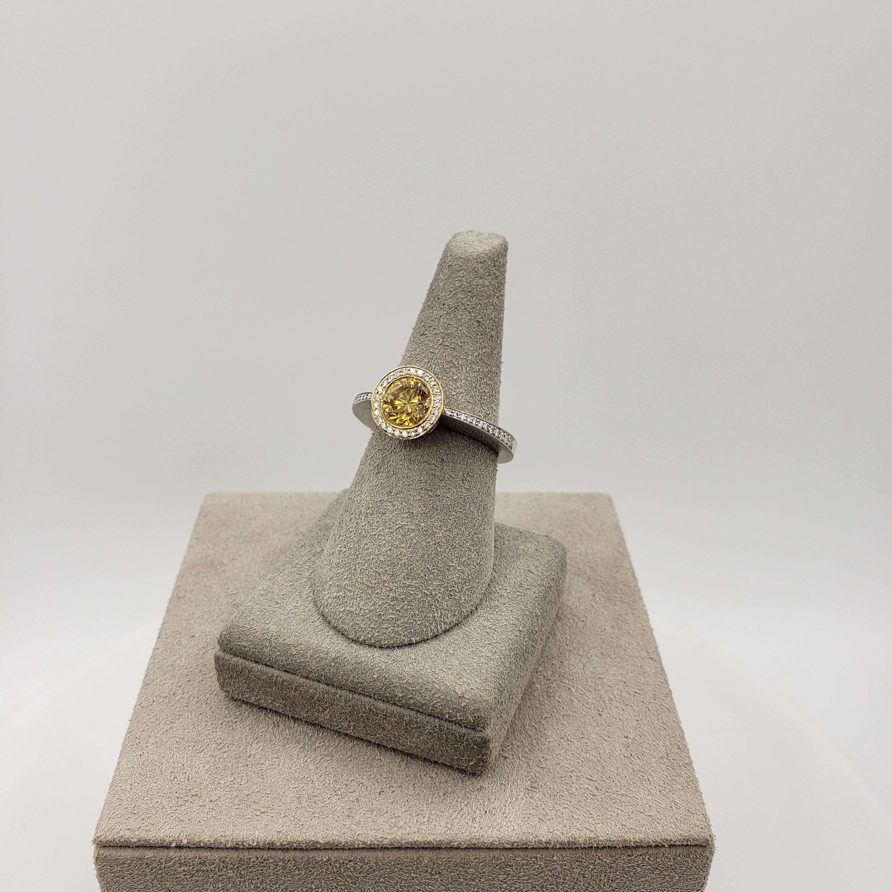 Bague de fiançailles halo avec diamant jaune brunâtre profond de 1,02 carats certifié GIA Pour femmes en vente