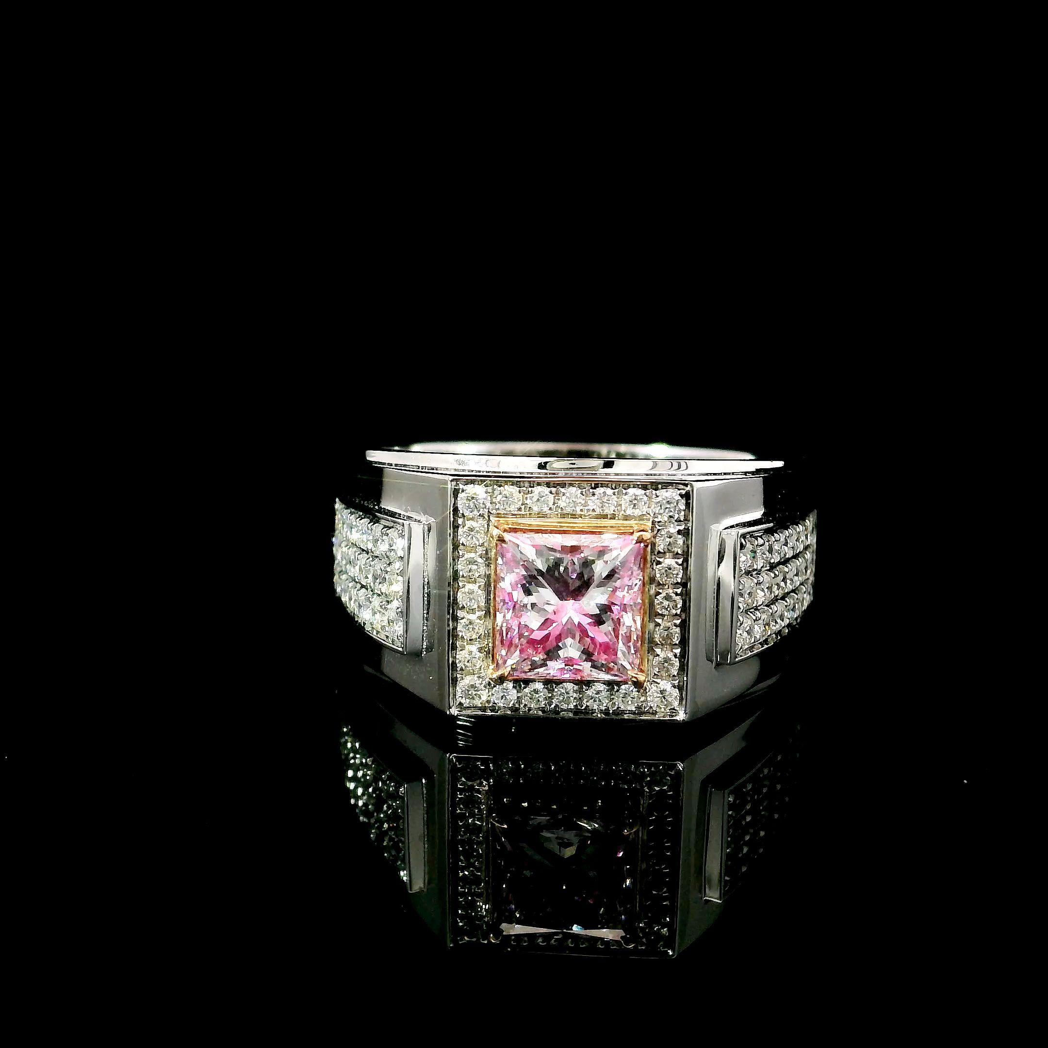 Bague en or blanc 18kt avec diamants
  
  Couleur de l'or et carat : Or blanc 18kt
  Poids : 7,20 grammes
  
  Ensemble avec...
  Type de pierre : Diamants
  Forme : Princesse
  Carat : 1,02
  Couleur : Rose pâle  
  Clarté : SI2
  
  Pierres