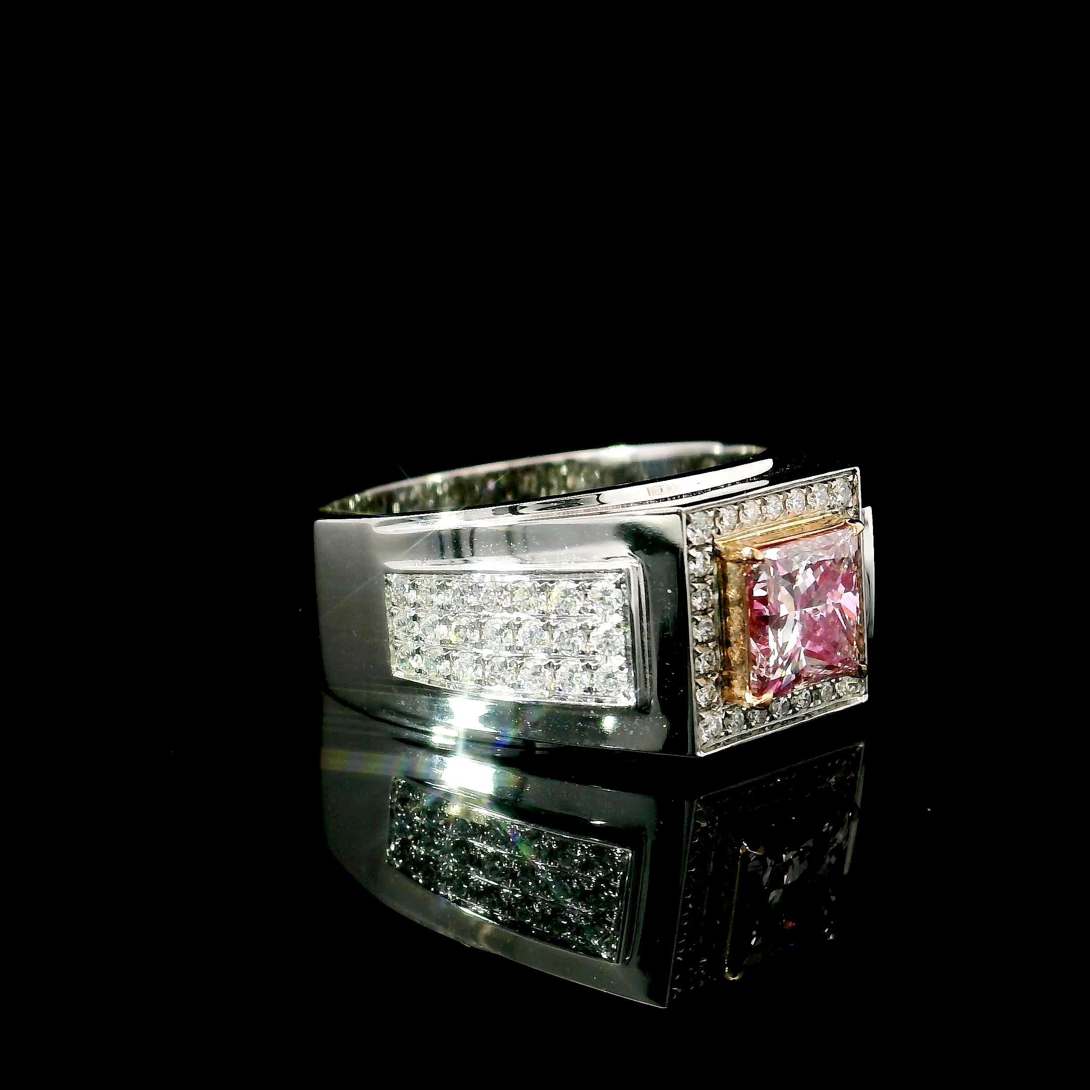 Taille princesse Bague avec diamant rose pâle de 1,02 carat de pureté SI2 certifié par le GIA en vente