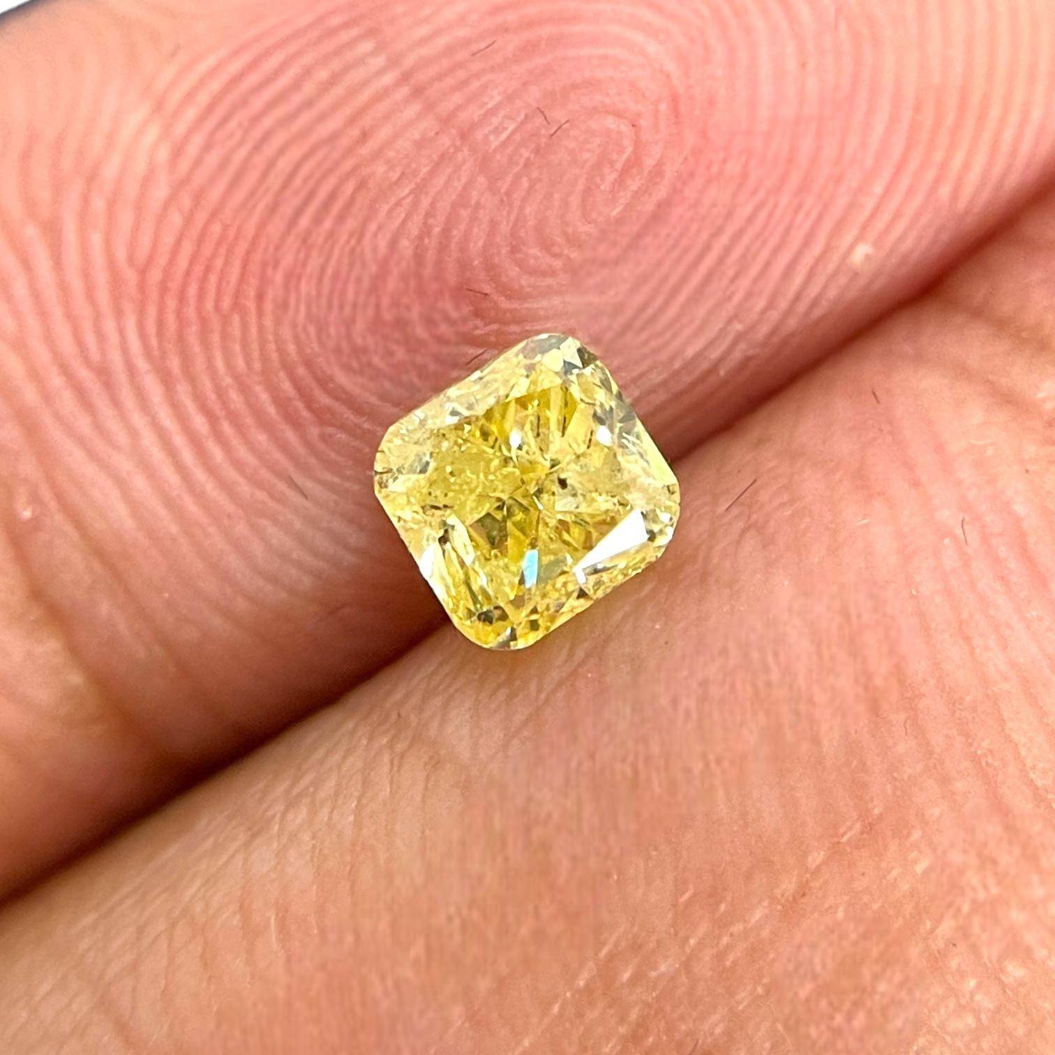 Diamant naturel jaune intense de 1,02 carat certifié par le GIA Excellent état - En vente à New York, NY
