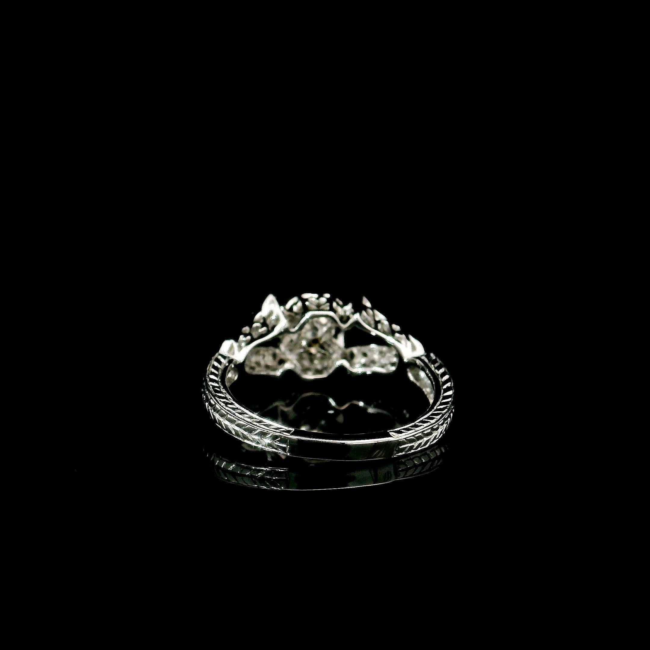 Bague en or blanc 18kt avec diamants
  
  Couleur de l'or et carat : Or blanc 18kt
  Poids : 3,968 grammes
  
  Ensemble avec...
  Type de pierre : Diamants
  Forme : Coussin
  Carat : 1,02 ct
  Couleur : Jaune clair fantaisie 
  Clarté : I1
  
 