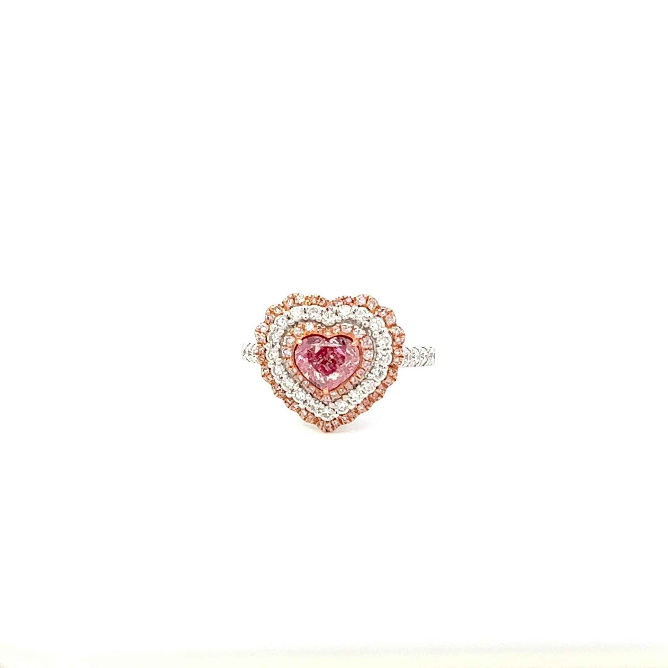 Zentrum: 1.02ct Helles rosa-braunes Herz I1 GIA # 5373734540
Fassung: 18k Weißgold 0,65ctw rosa und weiße Diamanten