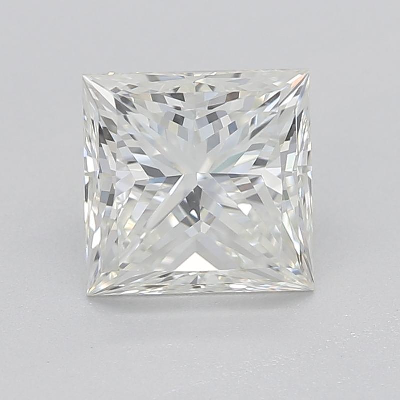 Fabriquée à la main à New York, cette magnifique bague en diamant présente un captivant diamant princesse pesant 1,02 et classé J avec VS1. Le design enchanteur de la bague présente une monture cathédrale avec un panier entrelacé à quatre branches