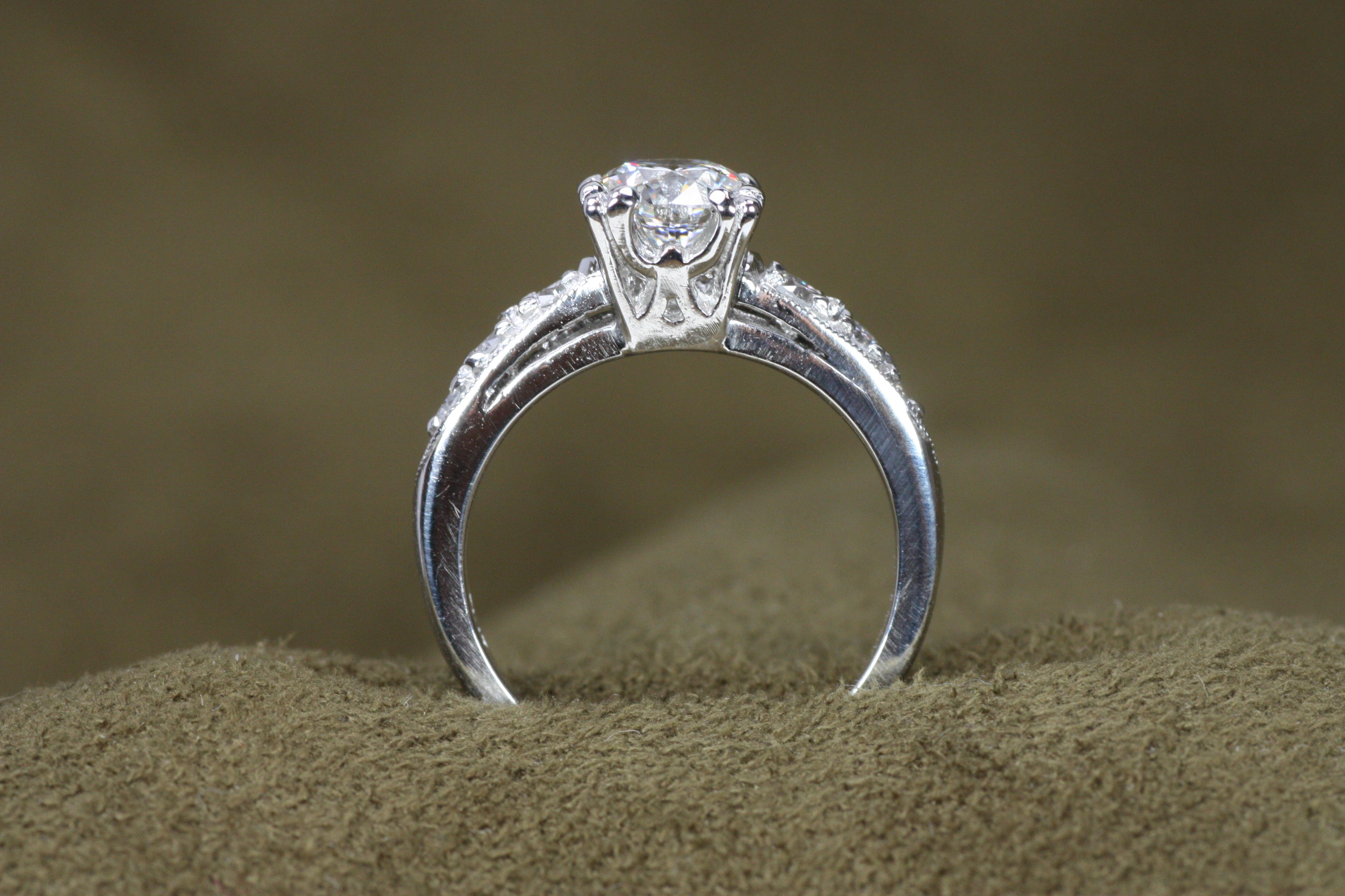 Anello di fidanzamento in platino con diamante rotondo ispirato agli anni '50 e certificato GIA da 1,32 carati In condizioni Nuovo in vendita a Santa Monica, CA