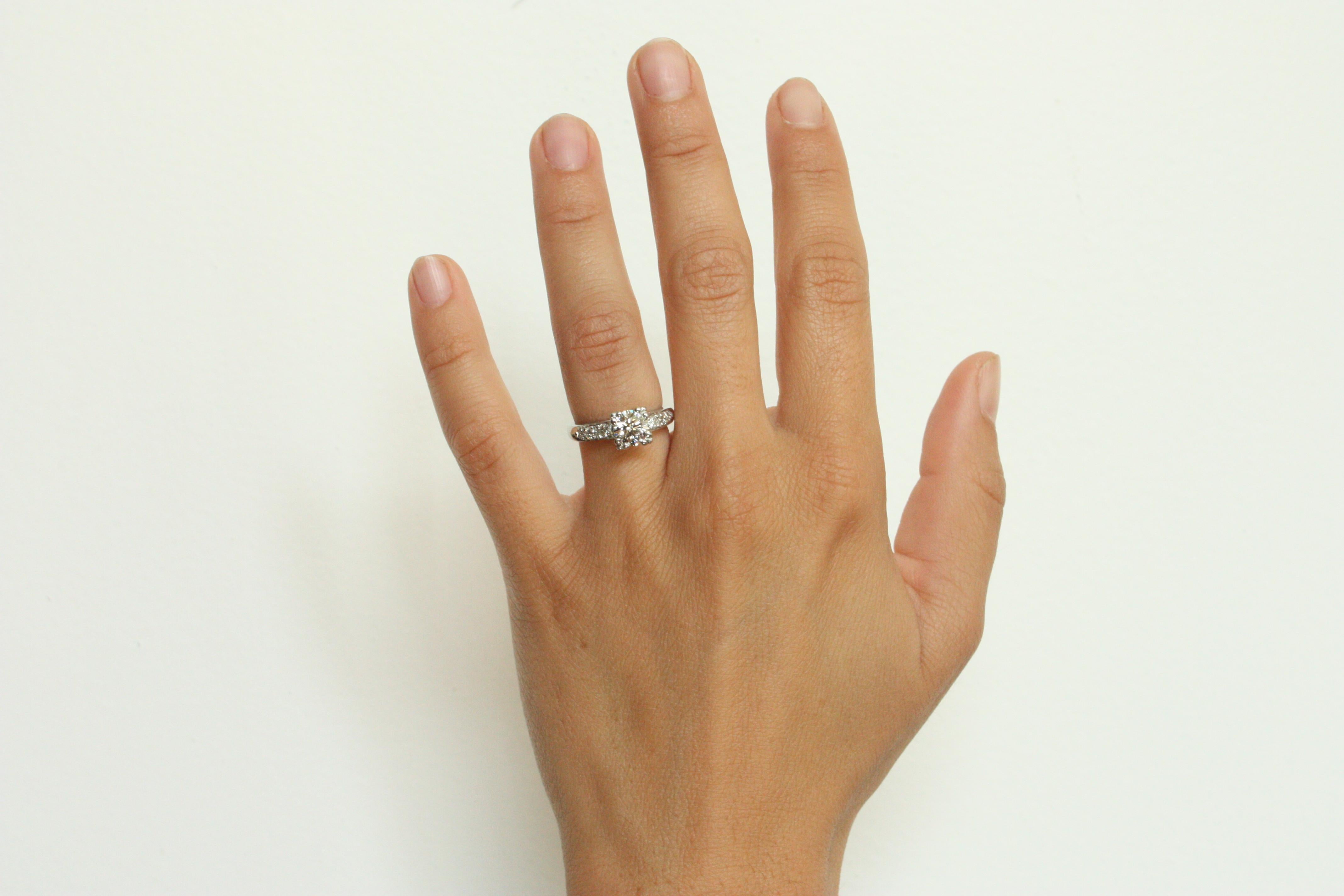 Donna Anello di fidanzamento in platino con diamante rotondo ispirato agli anni '50 e certificato GIA da 1,32 carati in vendita