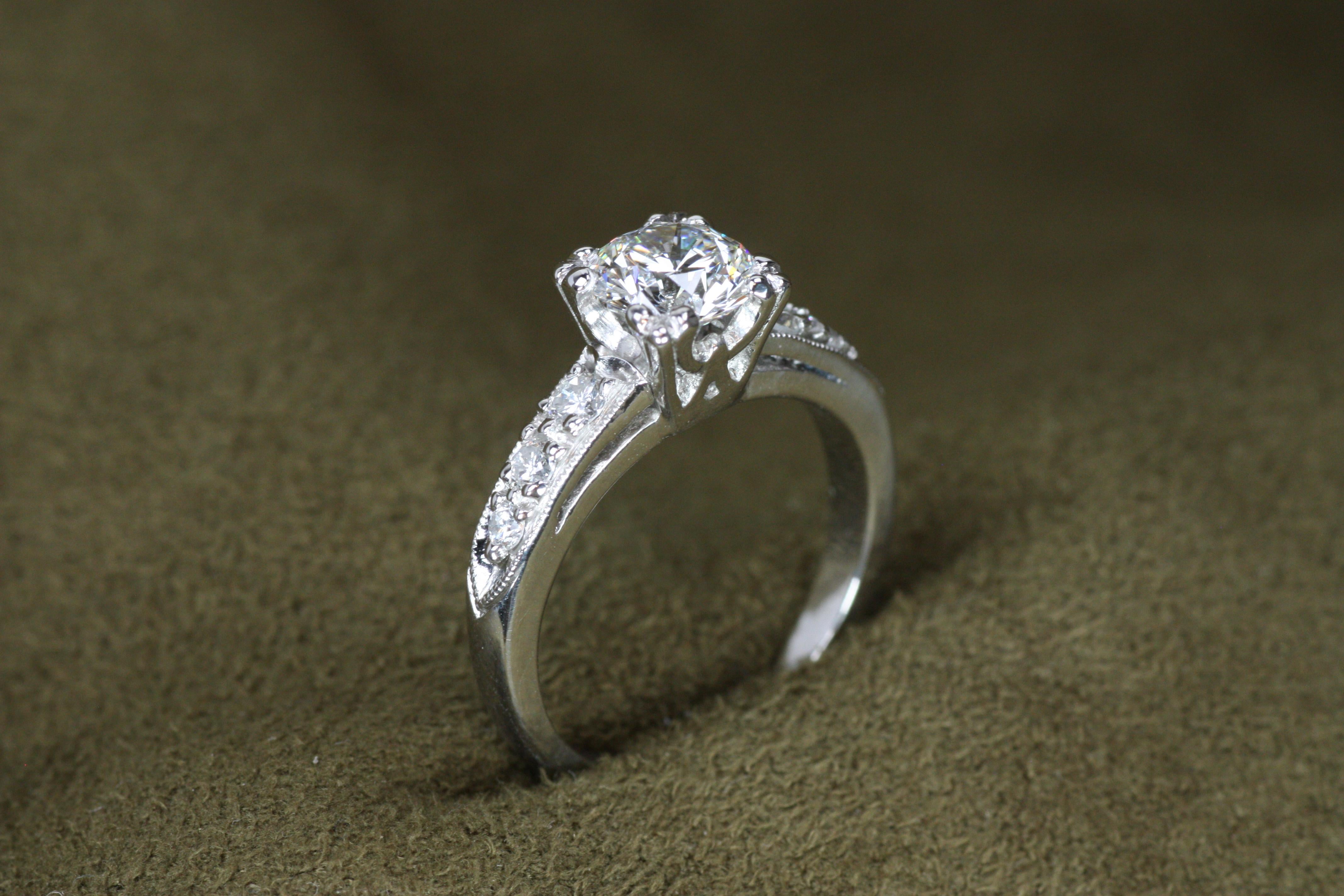 Taglio rotondo Anello di fidanzamento in platino con diamante rotondo ispirato agli anni '50 e certificato GIA da 1,32 carati in vendita