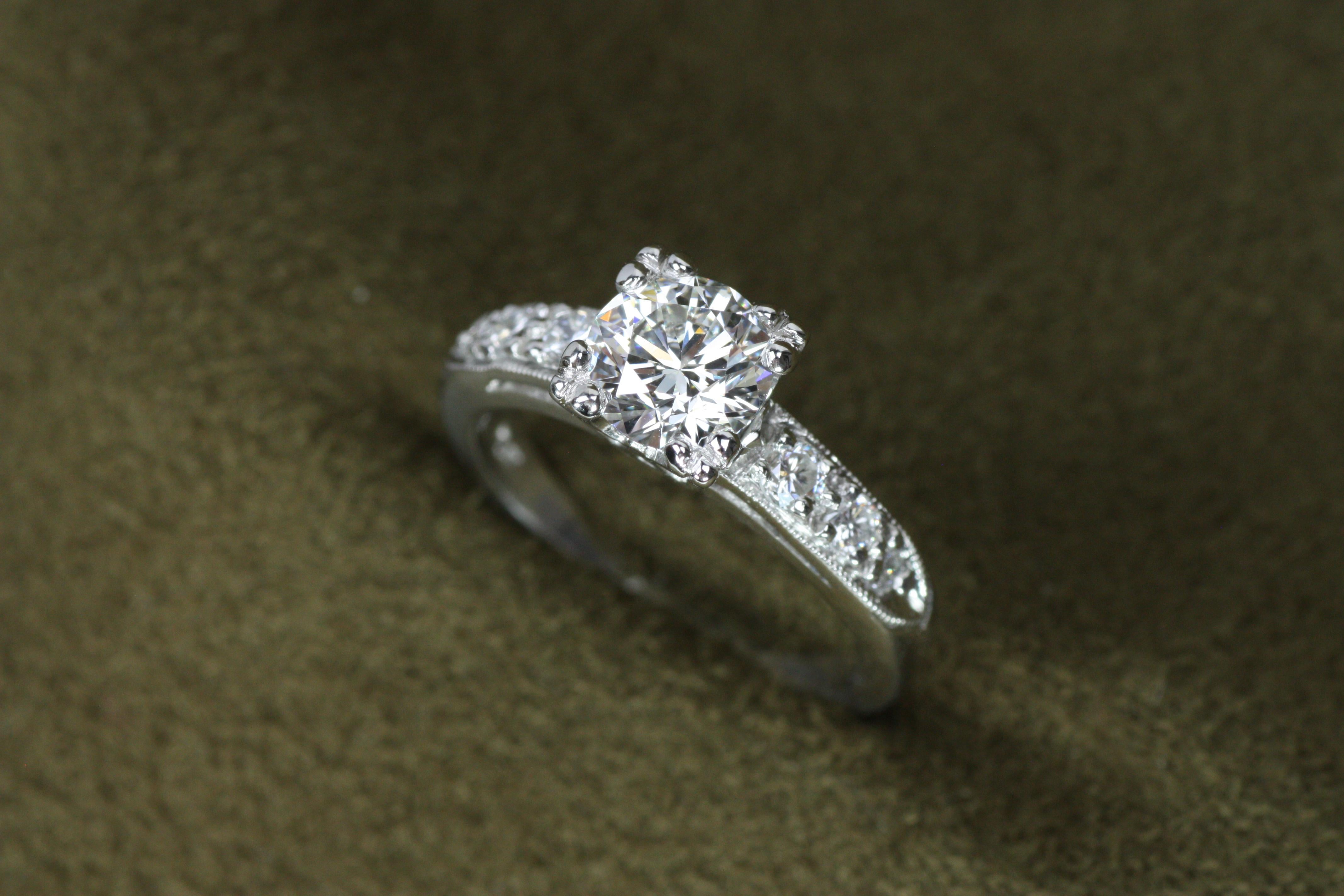 Moderno Anello di fidanzamento in platino con diamante rotondo ispirato agli anni '50 e certificato GIA da 1,32 carati in vendita