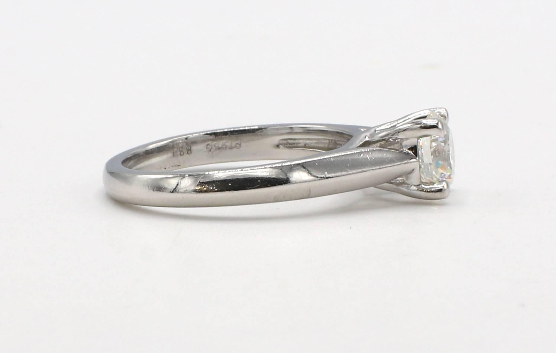 Moderne Bague de fiançailles solitaire en platine avec diamant rond de 1,02 carat certifié par le GIA  en vente