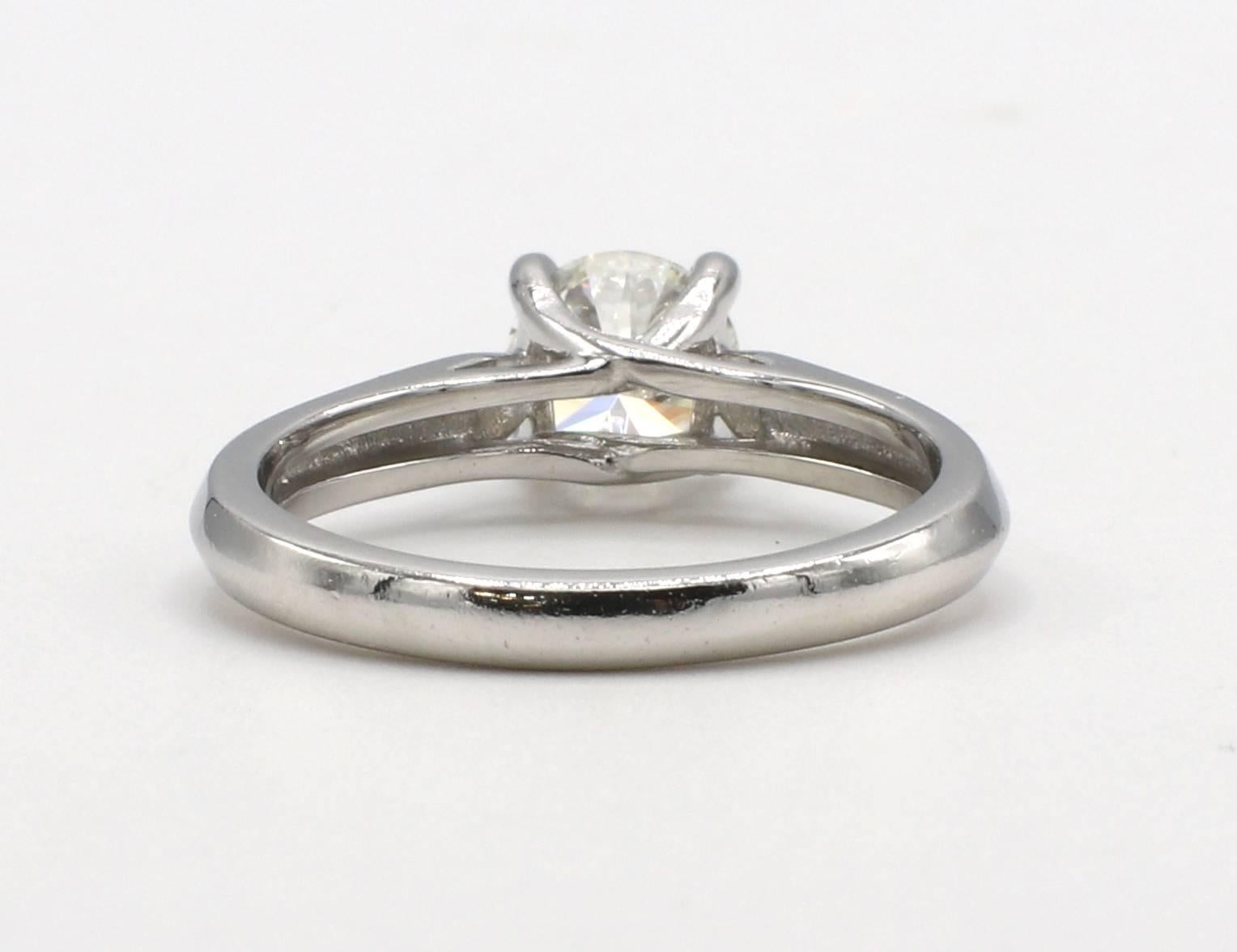 Taille ronde Bague de fiançailles solitaire en platine avec diamant rond de 1,02 carat certifié par le GIA  en vente