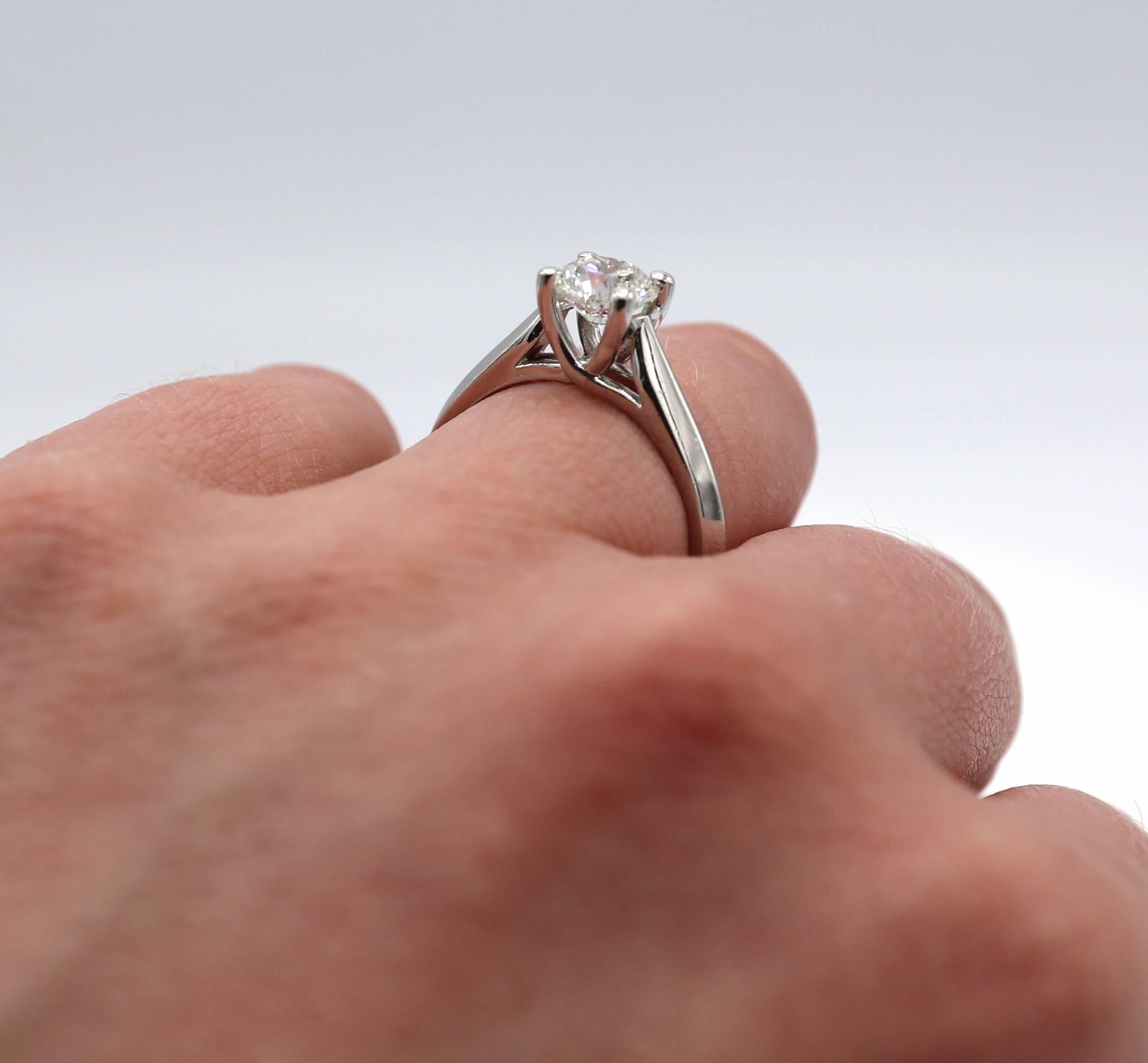 Bague de fiançailles solitaire en platine avec diamant rond de 1,02 carat certifié par le GIA  Pour femmes en vente