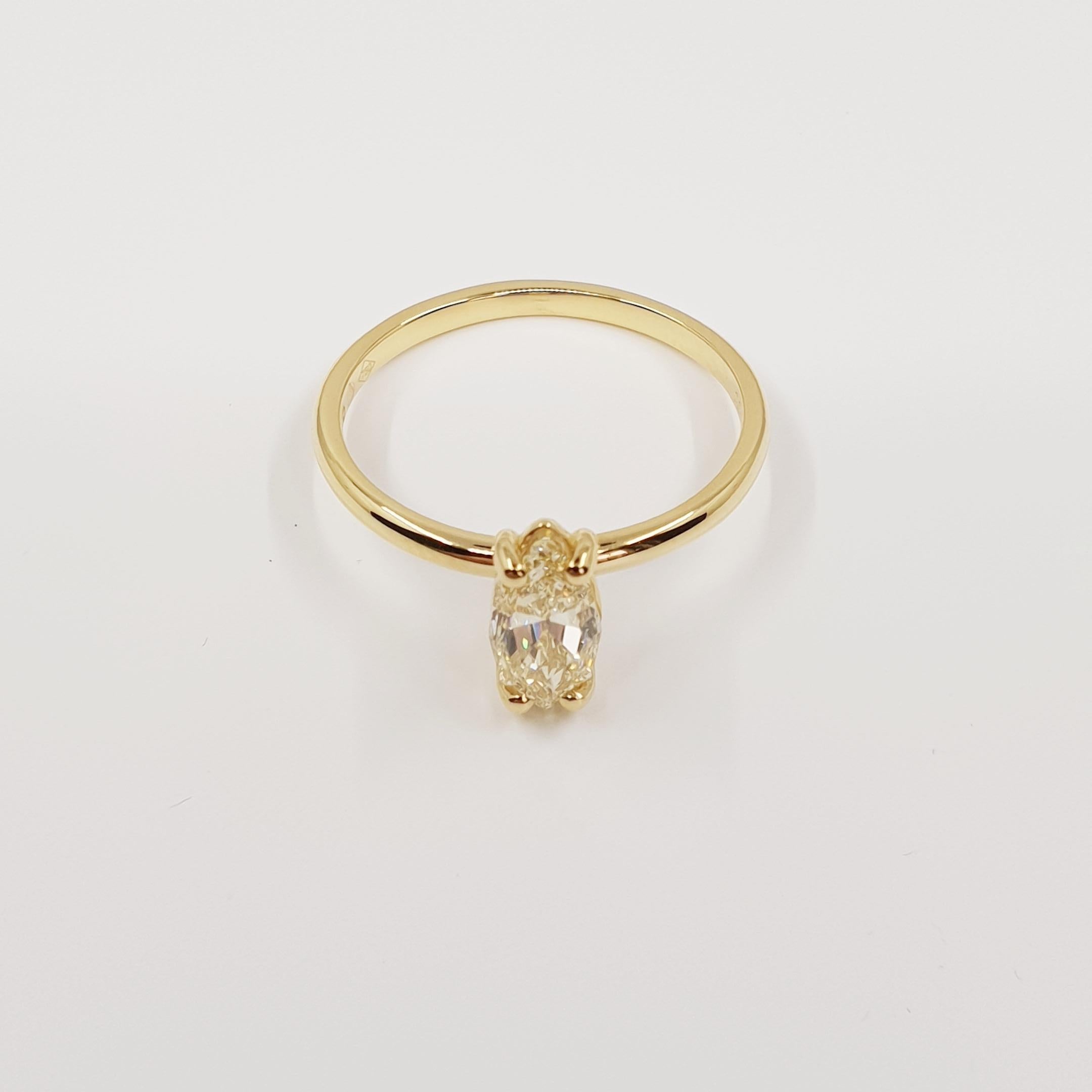 Modern GIA Certified 1.02 Carat S-T/SI1 Marquise Diamond Ring 750 Yellow Gold For Sale