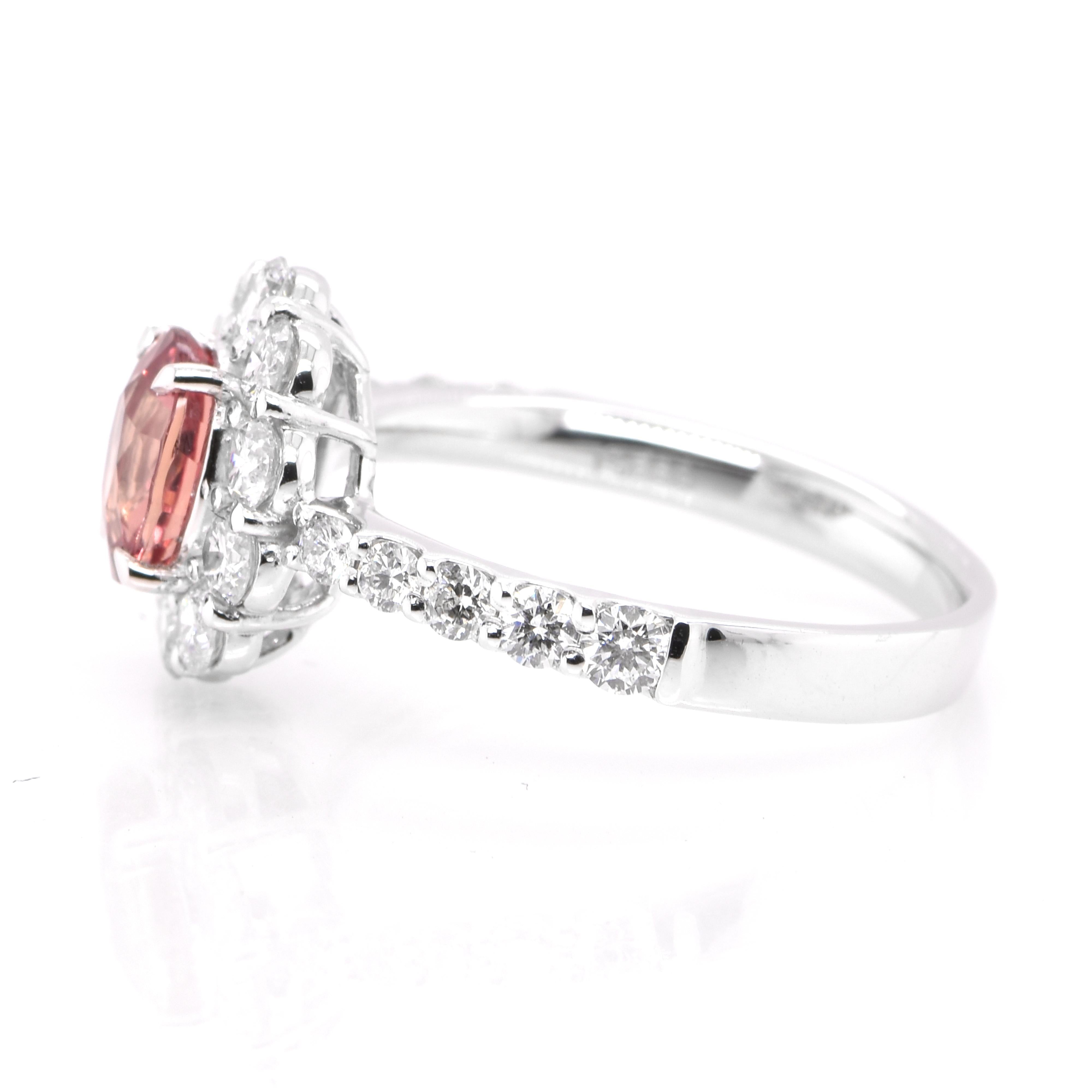 Taille ovale Bague en platine sertie d'un saphir padparadscha non chauffé de 1,02 carat, certifié GIA en vente