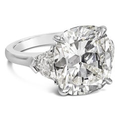 GIA-zertifizierter 10.26-Karat-Diamantenverlobungsring im Kissenschliff mit drei Steinen