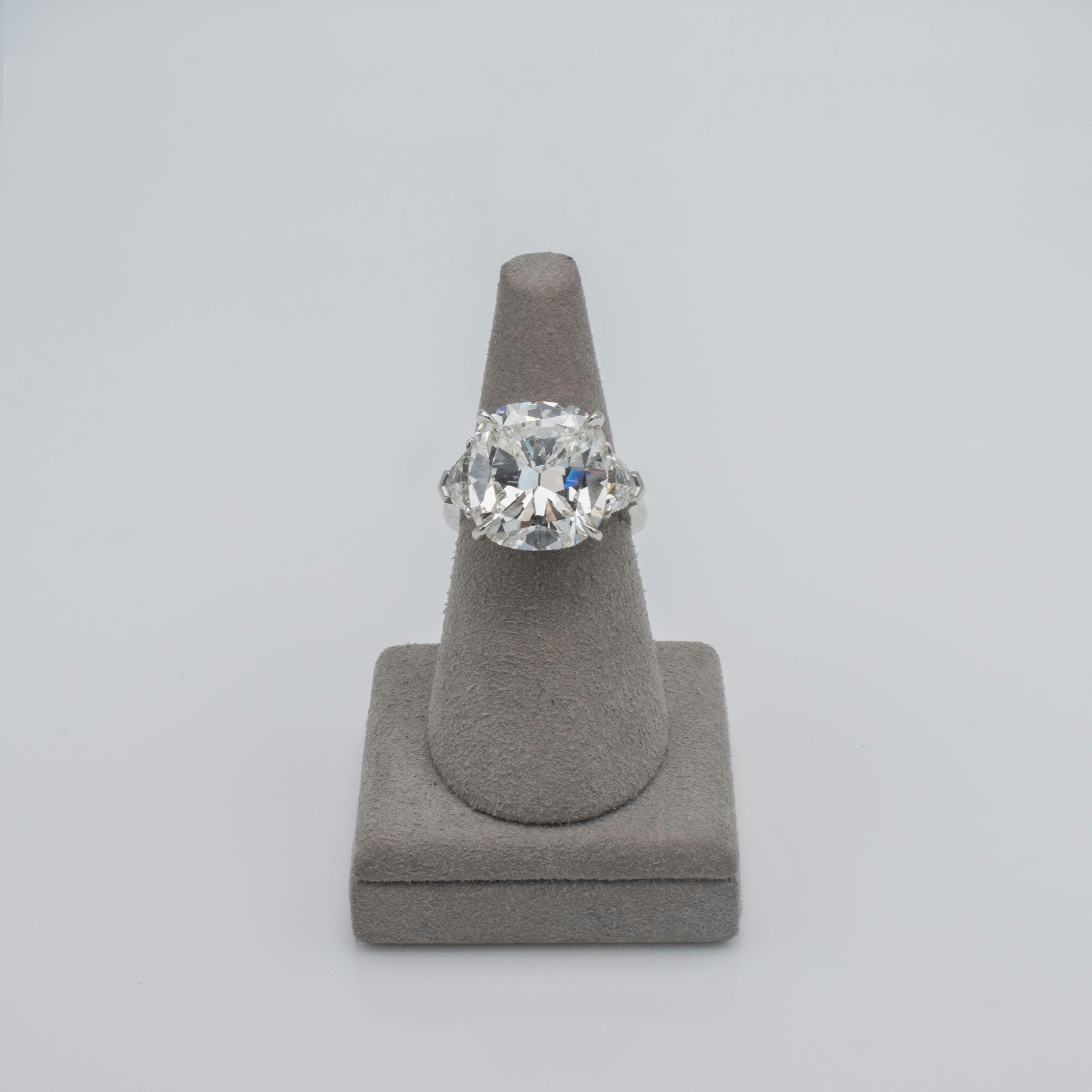 Bague de fiançailles à trois pierres certifiée GIA 10.26 carats diamant taille coussin en vente 2