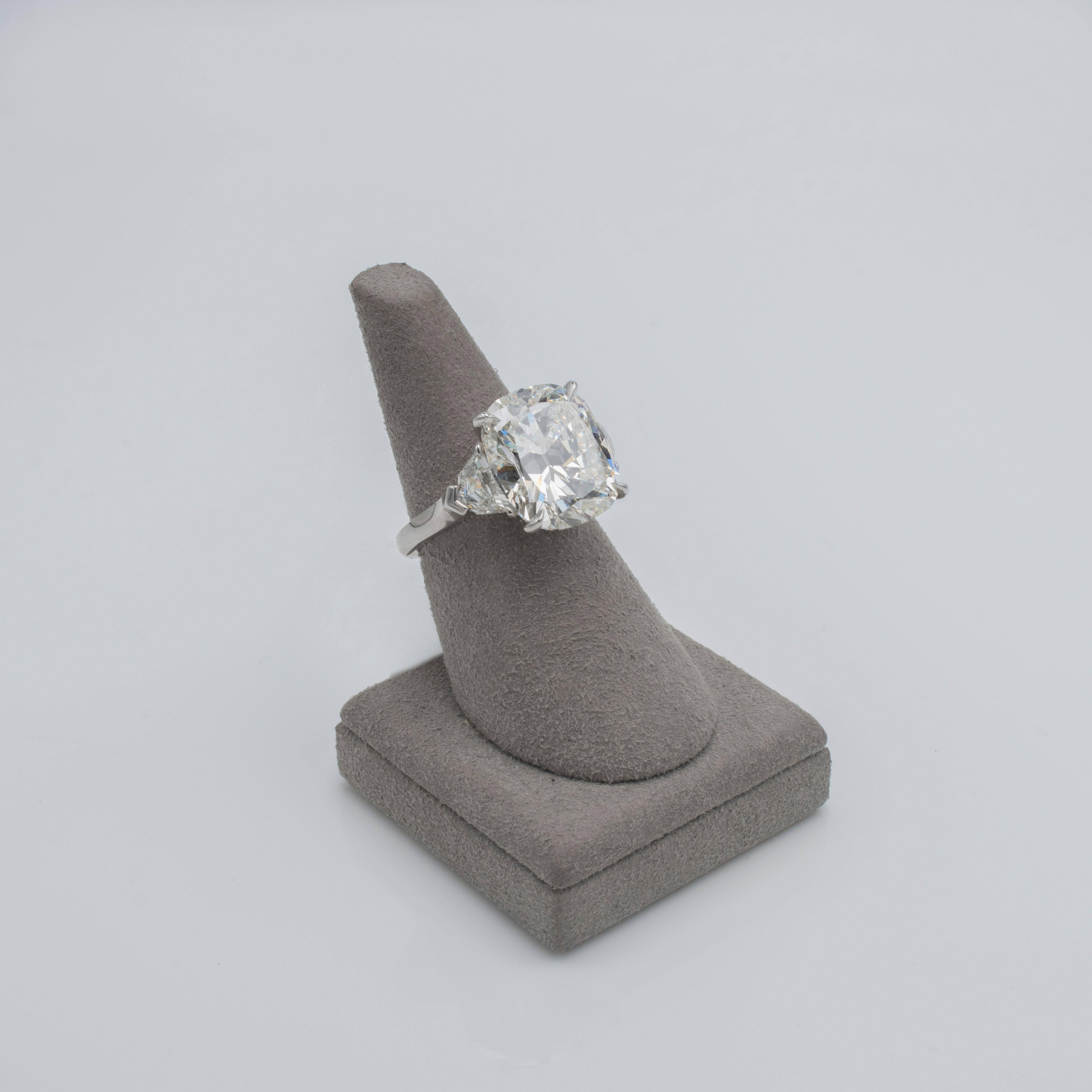 Bague de fiançailles à trois pierres certifiée GIA 10.26 carats diamant taille coussin en vente 3