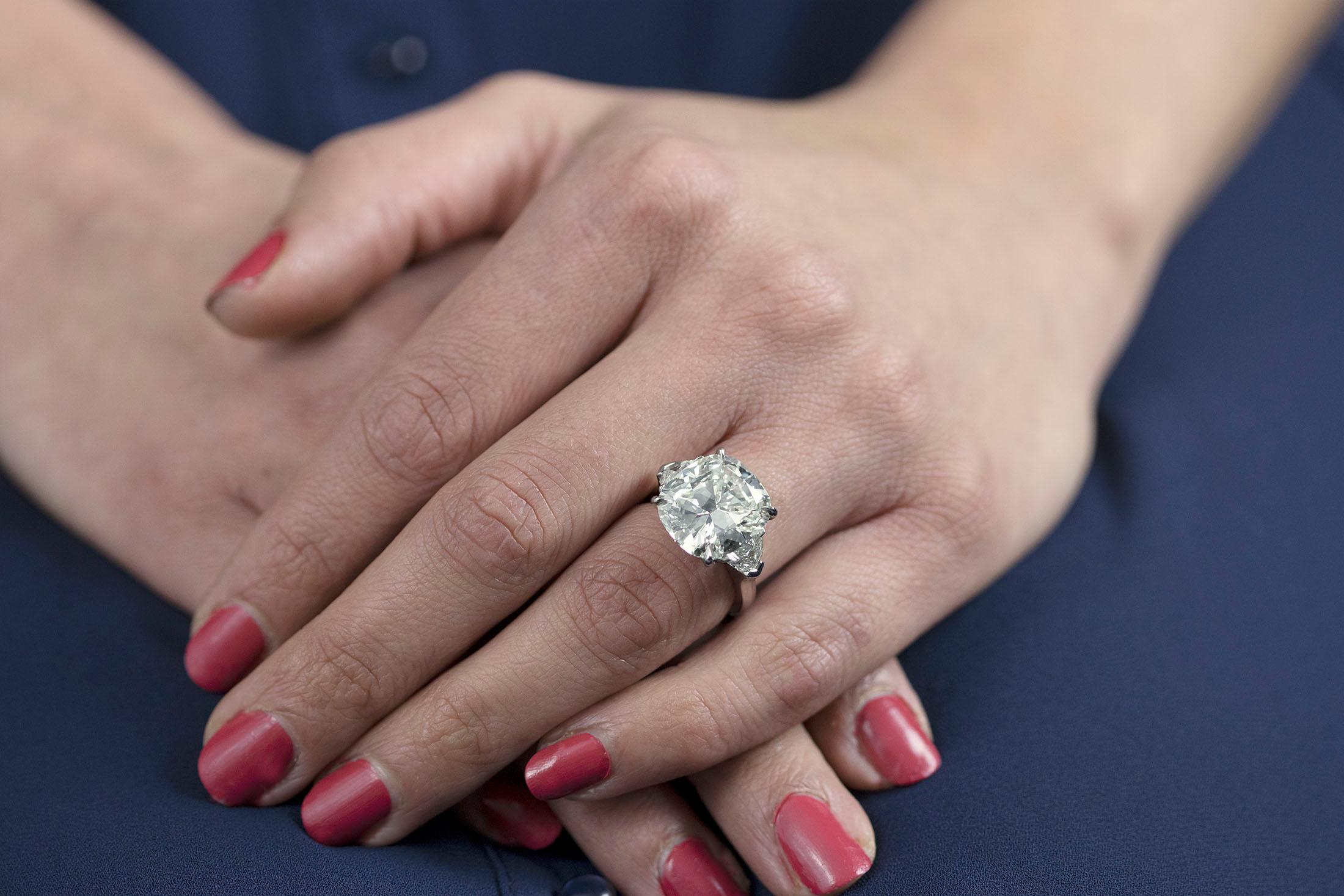 GIA-zertifizierter 10.26-Karat-Diamantenverlobungsring im Kissenschliff mit drei Steinen im Zustand „Neu“ im Angebot in New York, NY