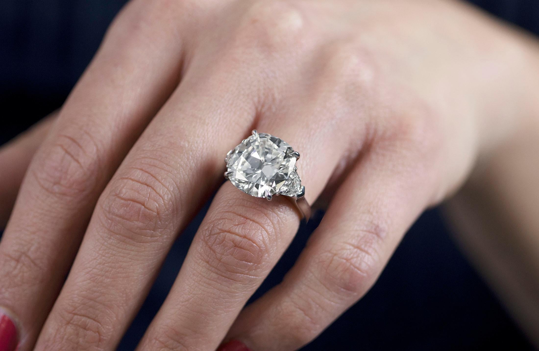 GIA-zertifizierter 10.26-Karat-Diamantenverlobungsring im Kissenschliff mit drei Steinen Damen im Angebot