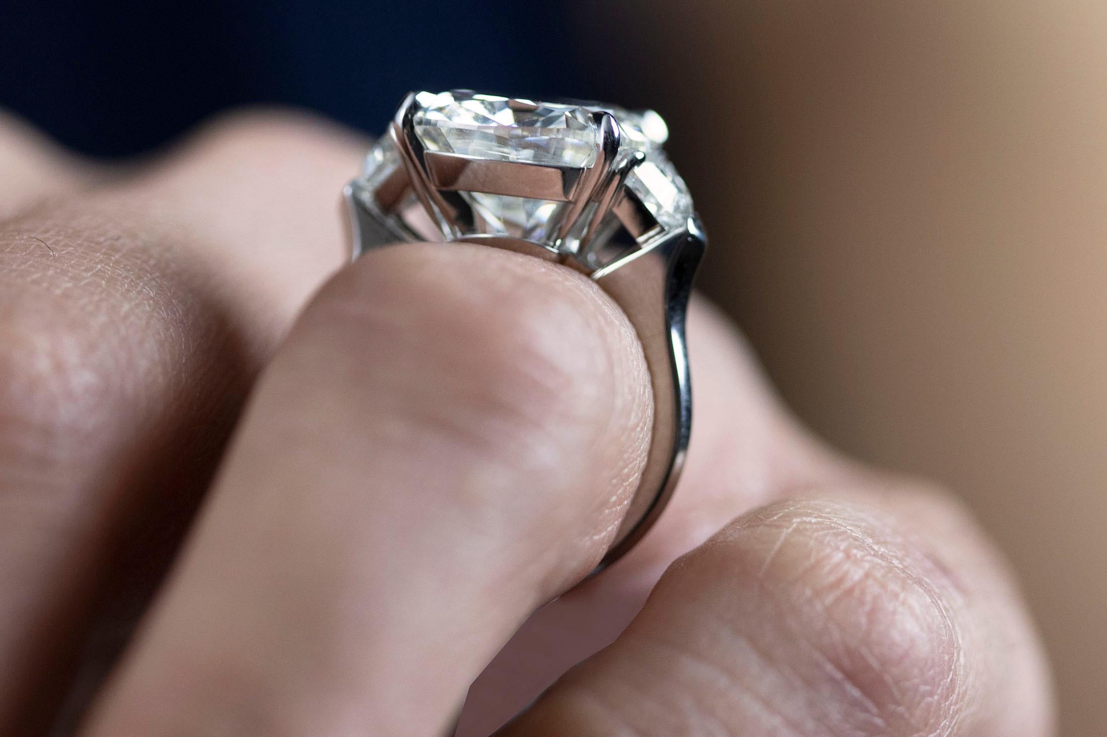 Bague de fiançailles à trois pierres certifiée GIA 10.26 carats diamant taille coussin Pour femmes en vente