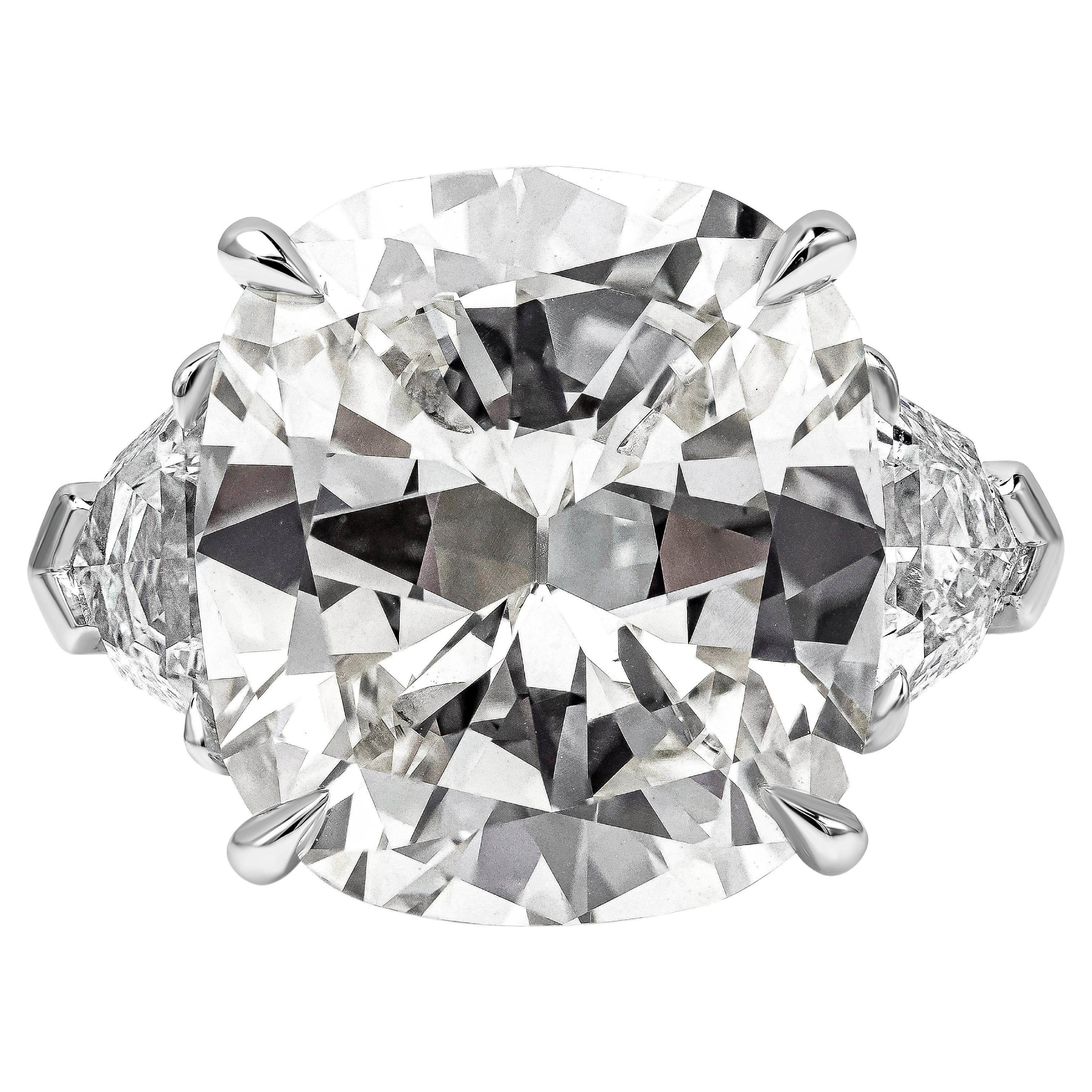 Bague de fiançailles à trois pierres certifiée GIA 10.26 carats diamant taille coussin en vente