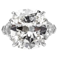 GIA-zertifizierter 10.26-Karat-Diamantenverlobungsring im Kissenschliff mit drei Steinen
