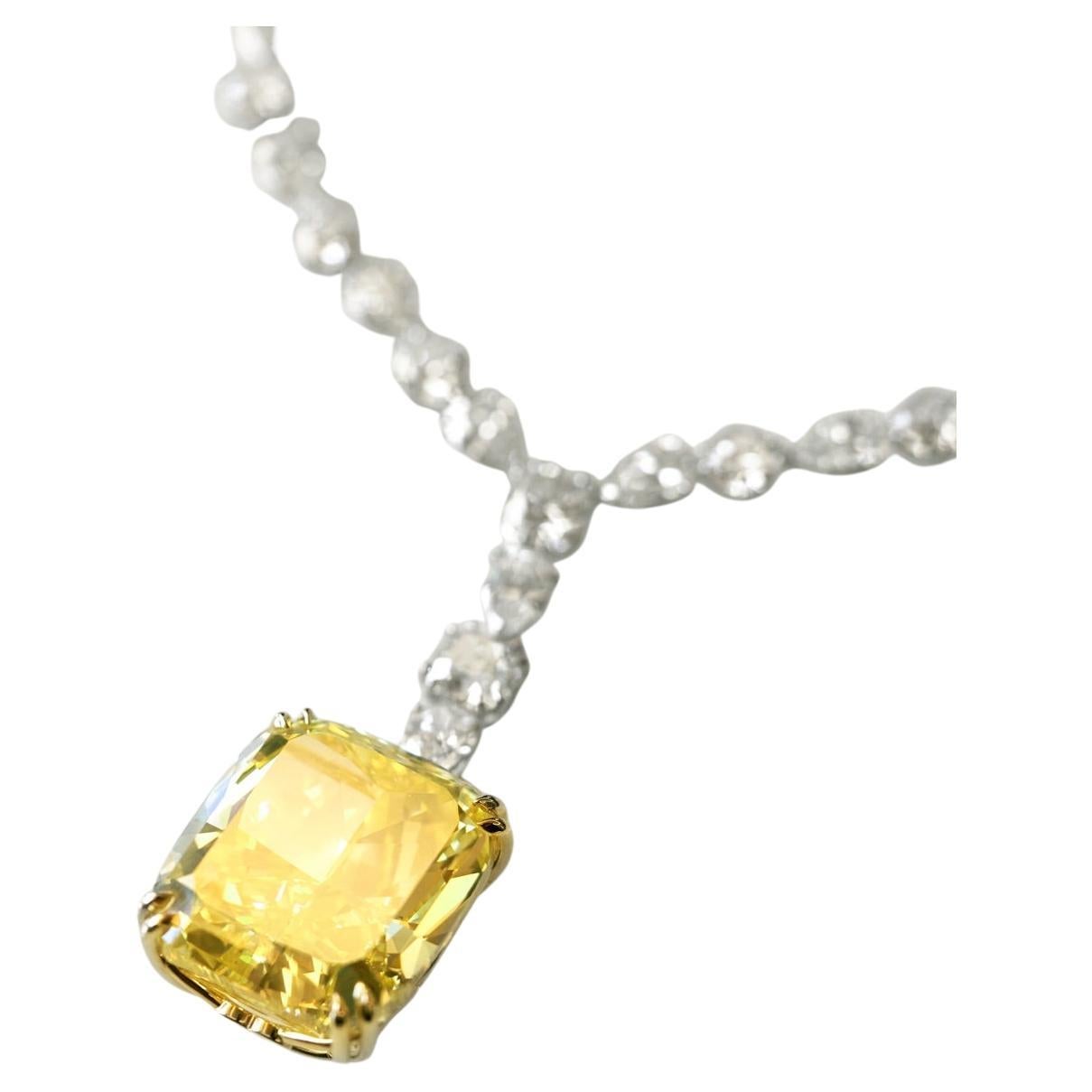 una extraordinaria colección que cuenta con un excepcional cojín amarillo fantasía de 10.27 quilates como piedra principal, rodeado de exquisitos diamantes de formas mixtas con graduación de color D-E y claridad VVS, todo ello engastado en un lujoso