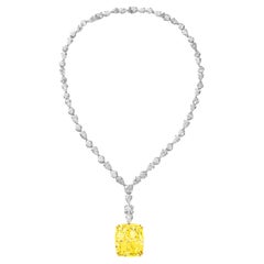 GIA ha certificato 10,27 carati di collana con ciondolo a cuscino giallo fantasia, senza difetti di purezza