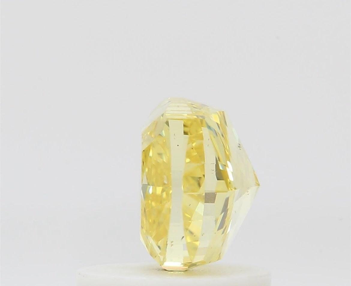 Il s'agit d'un diamant de taille coussin de 1,02 carat de couleur jaune vif certifié par la GIA. Le diamant présente une taille Brilliante modifiée avec un excellent poli et une très bonne symétrie. Il a une origine de couleur naturelle et une