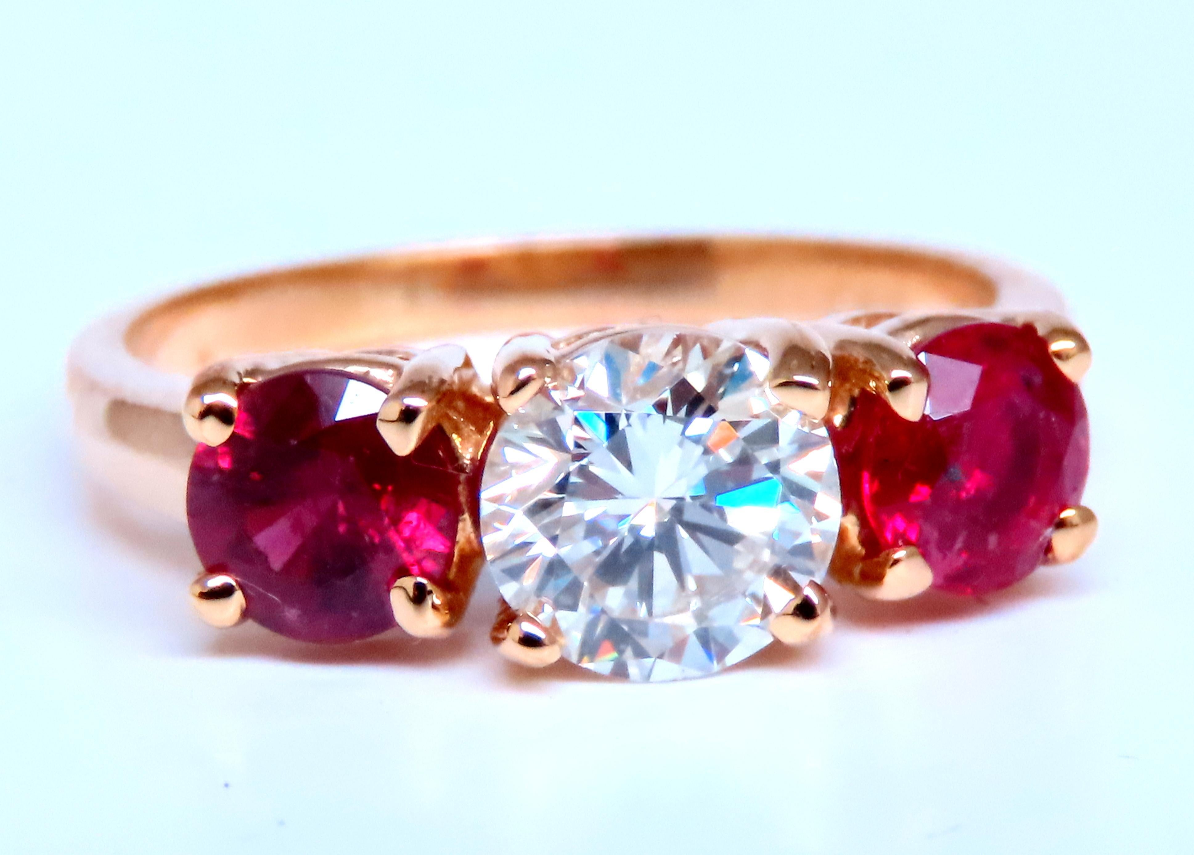 Anello con diamante rotondo naturale certificato GIA.
Segnala 5181225385 
Colore J chiarezza Vs-2
6.3 x 6.4x 3.9mm

1ct Rubini laterali Nature
Rotondo, rosso brillante, trasparente, limpido

Oro giallo 14kt 3,9 grammi
Taglia 6.5
Valutazione di