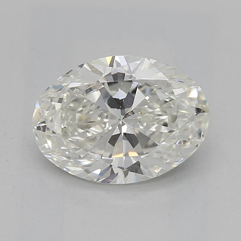 Hecho a mano en Nueva York, este impresionante anillo de diamantes presenta una cautivadora pieza central de un diamante ovalado, con un impresionante peso de 1.02. Calificada con un brillante J y SI1 , esta exquisita gema emana un brillo y un fuego