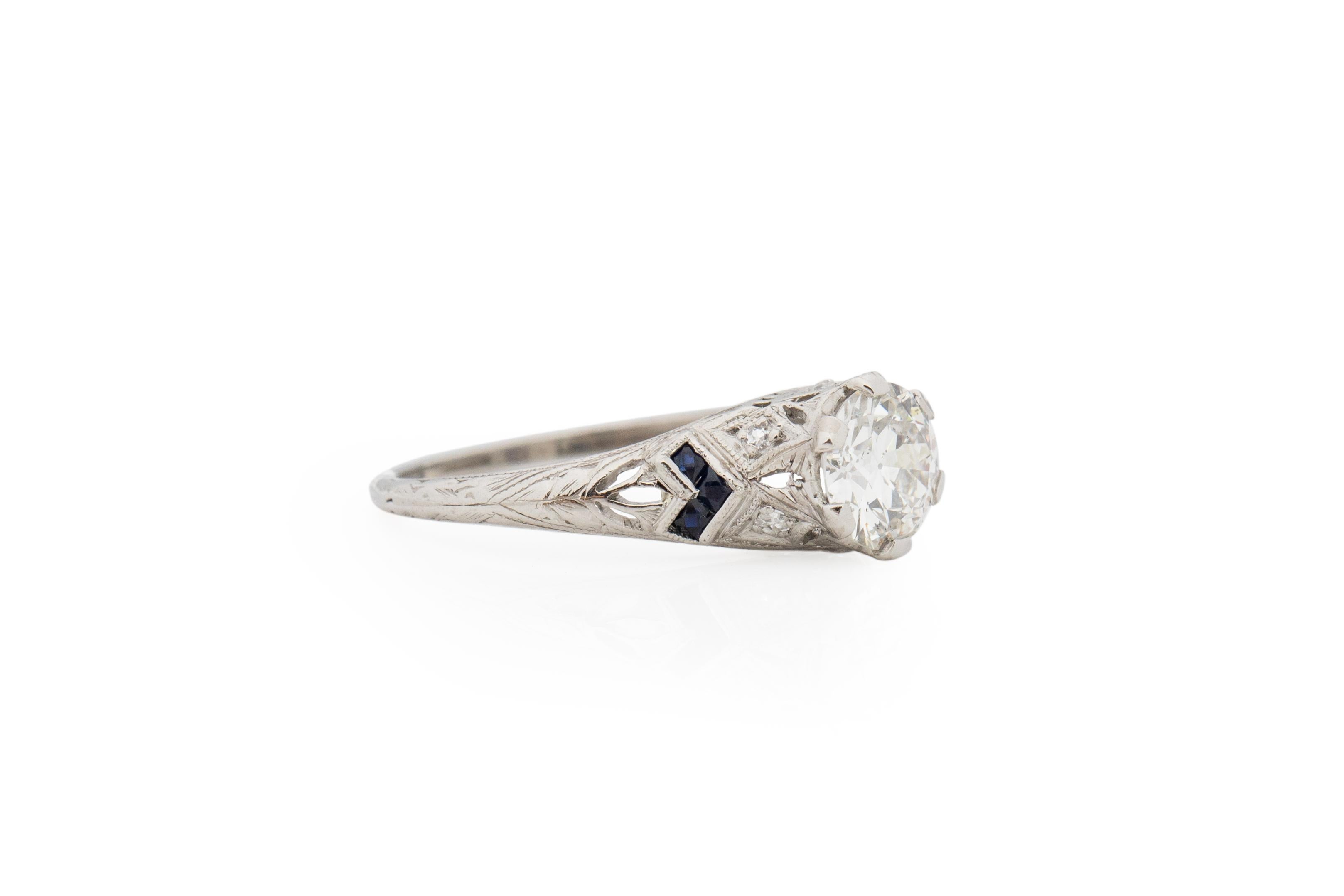 Tamaño del anillo: 6
Tipo de metal: Platino [Hallmarked, and Tested]
Peso: 3.5 gramos

Detalles del diamante central:
INFORME GIA Nº: 2215621341
Peso: 1,03 quilates
Talla: Viejo brillante europeo
Color: H
Claridad: SI2
Medidas: 6,68 mm x 3,75