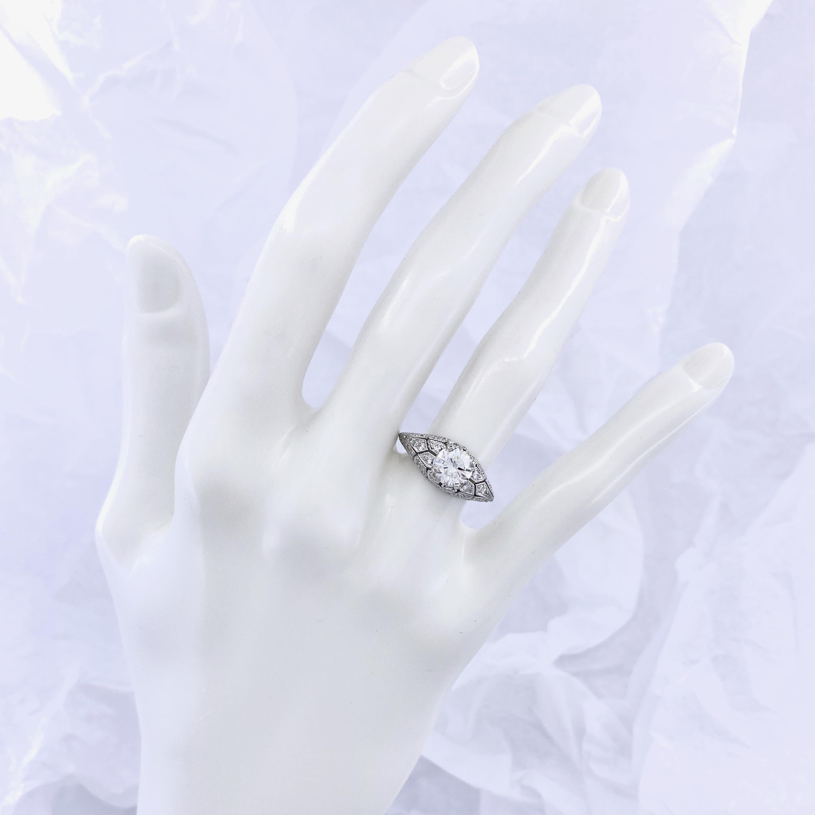 Bague en platine de style édouardien avec diamant de 1,03 carat certifié par le GIA en vente 3