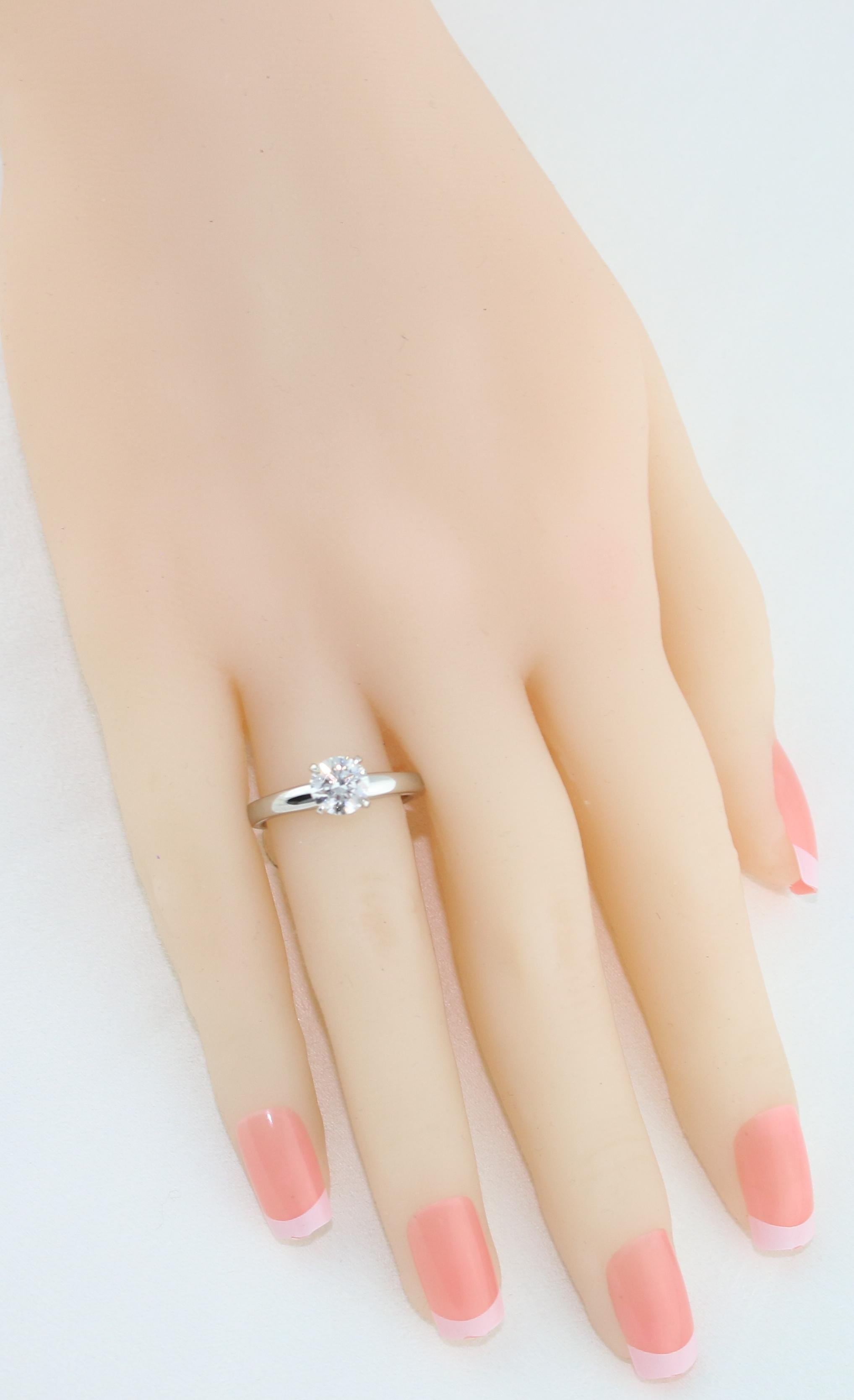 Women's GIA Certified 1.03 Carat F VVS2 Round Diamond Platinum Engagement Ring For Sale