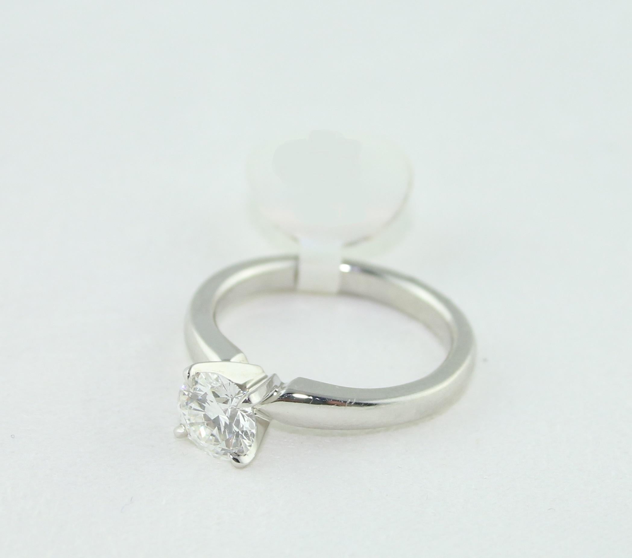 Women's GIA Certified 1.03 Carat F VVS2 Round Diamond Platinum Engagement Ring For Sale