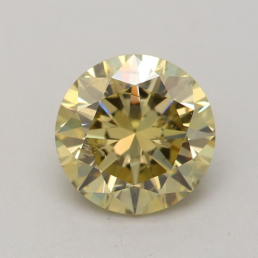 Certificado: GIA 
Número de informe: 1373811185
Forma y corte: Redonda
Peso en quilates: 1,03 quilates
Medidas: 6,41 x 6,45 x 3,97 mm
Grado de Color: Amarillo verdoso parduzco fantasía

CARACTERÍSTICAS DEL DIAMANTE:

Este diamante Amarillo Pardo