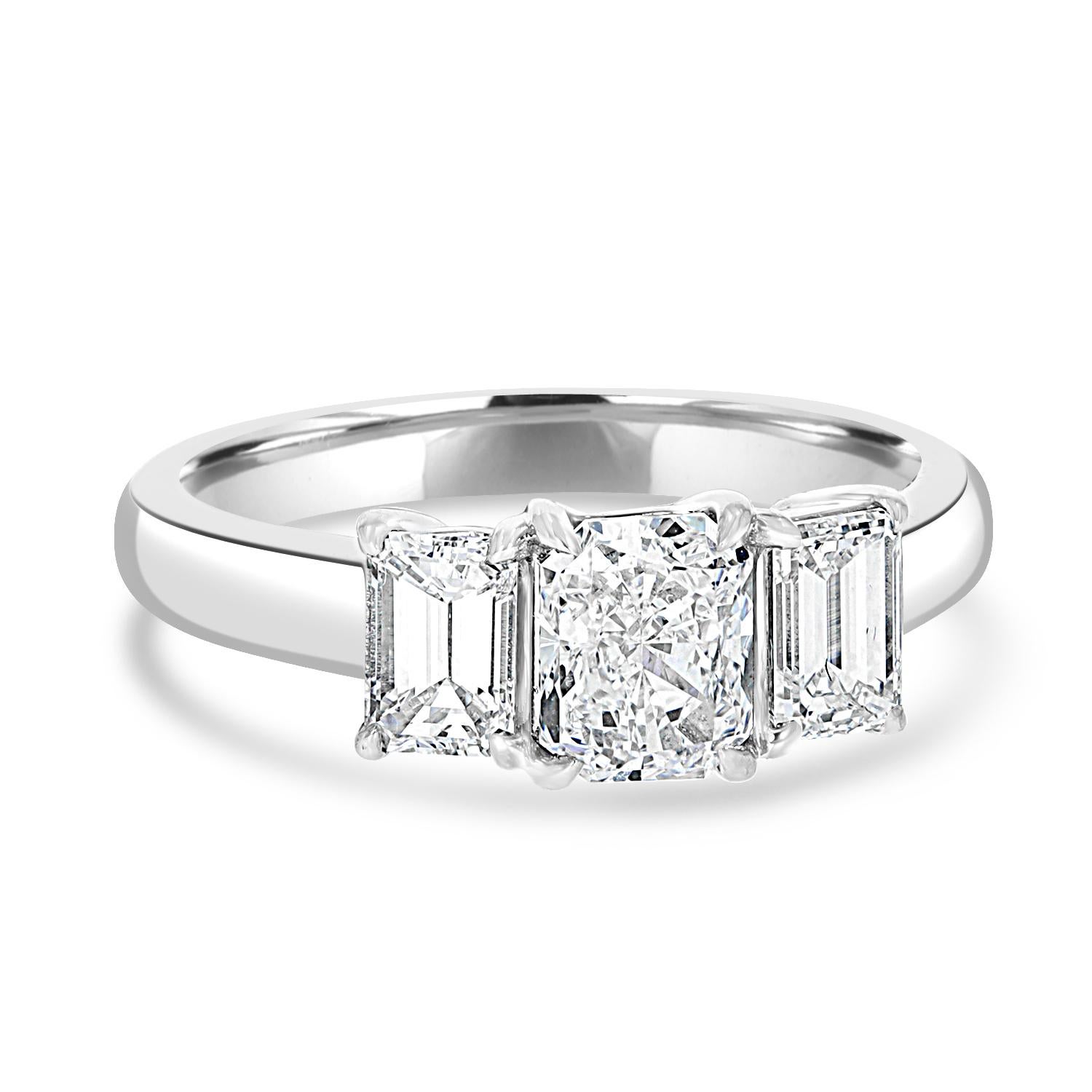 Taille radiant Bague à trois pierres certifiée par le GIA, 1,03 F (incolore) sans défaut interne en vente