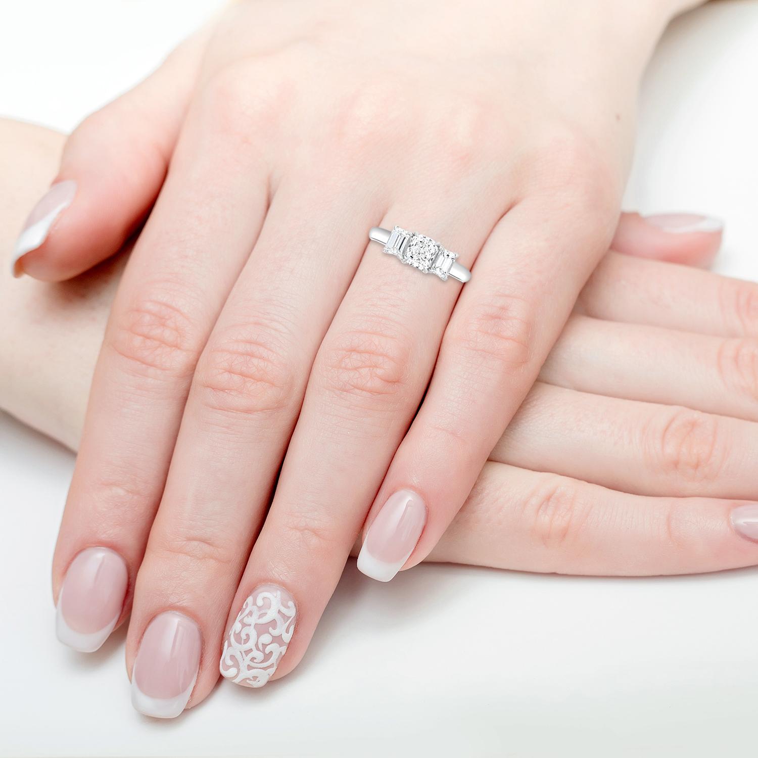 Bague à trois pierres certifiée par le GIA, 1,03 F (incolore) sans défaut interne Neuf - En vente à New York, NY