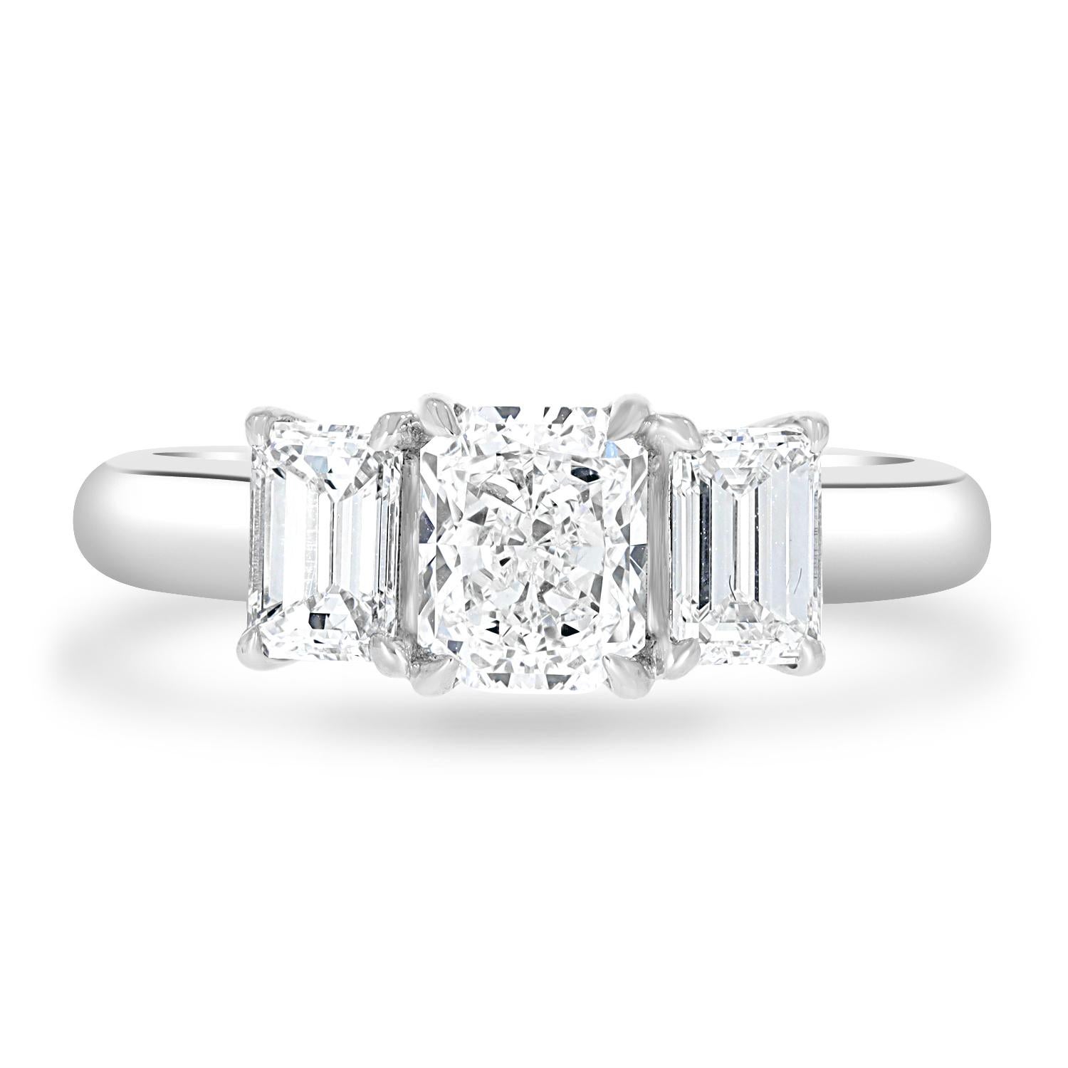 Bague à trois pierres certifiée par le GIA, 1,03 F (incolore) sans défaut interne en vente 2