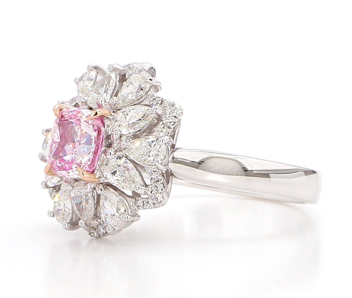 La bague rose pâle certifiée GIA est un bijou étonnant et élégant qui respire le luxe et la sophistication. Cette bague est ornée d'un magnifique diamant rose clair certifié par le Gemological Institute of America (GIA), ce qui garantit sa qualité