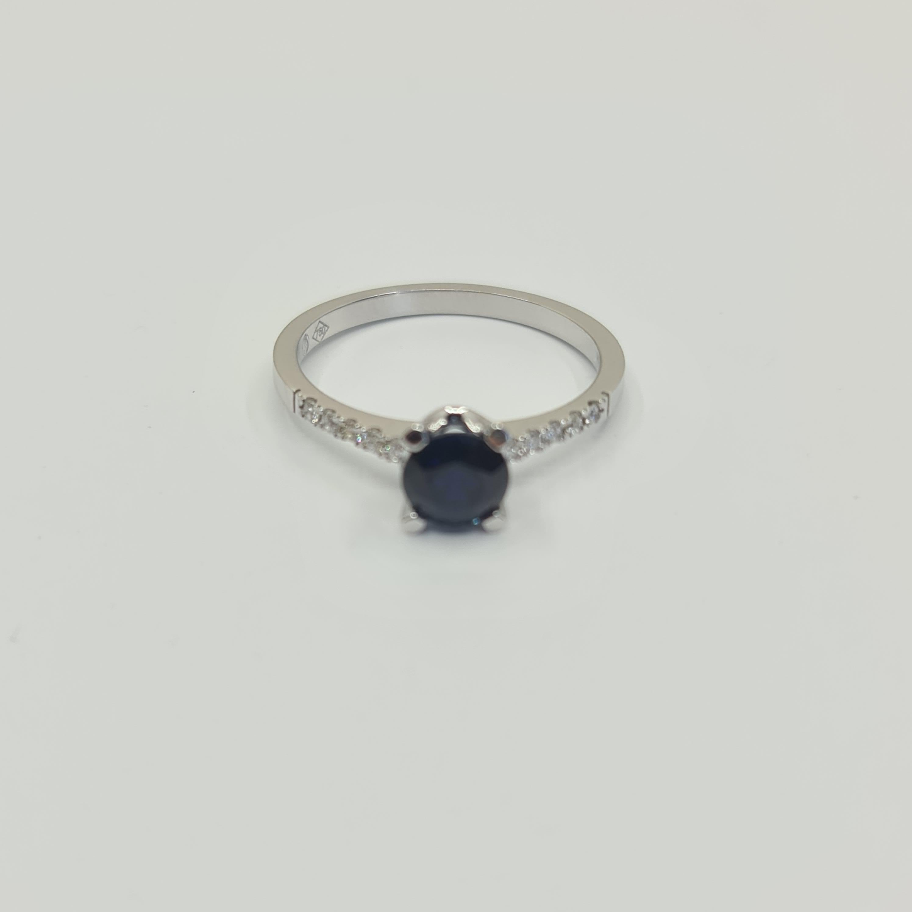 GIA Certified 1.03 Carat Natural Sapphire and Diamonds Ring

- Royal Blue Sapphire. 
- Not Heated, All Natural. 
- GIA 6224469749
- Diamond Sides.
- High Gloss Finish. 

4 C`s Brillants:
Carat: 0.09ct
Color: F
Clarity: SI1
Cut: Very Good

Feel free