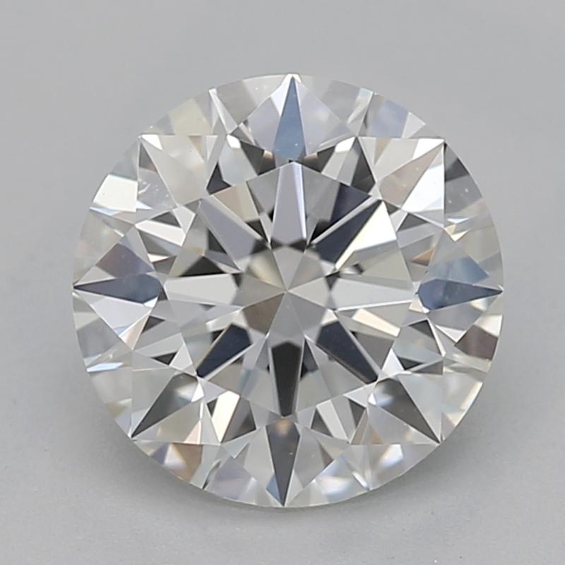 Realizzato a mano a New York, questo splendido anello con diamante presenta un'affascinante pietra centrale di diamante rotondo del peso di 1,03, con una straordinaria purezza VS2 e una brillante tonalità H. L'incastonatura in platino esalta il