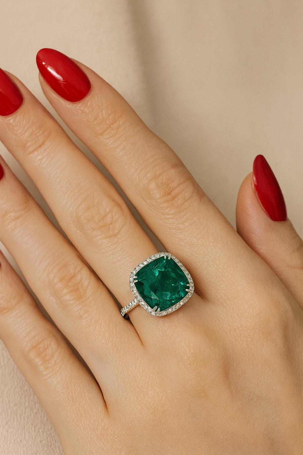 Bague en platine certifiée GIA de 10,30 carats d'émeraude coussin colombienne et de diamant

Affichant la riche teinte verte saturée pour laquelle les émeraudes colombiennes les plus fines sont si prisées, cette extraordinaire pierre précieuse