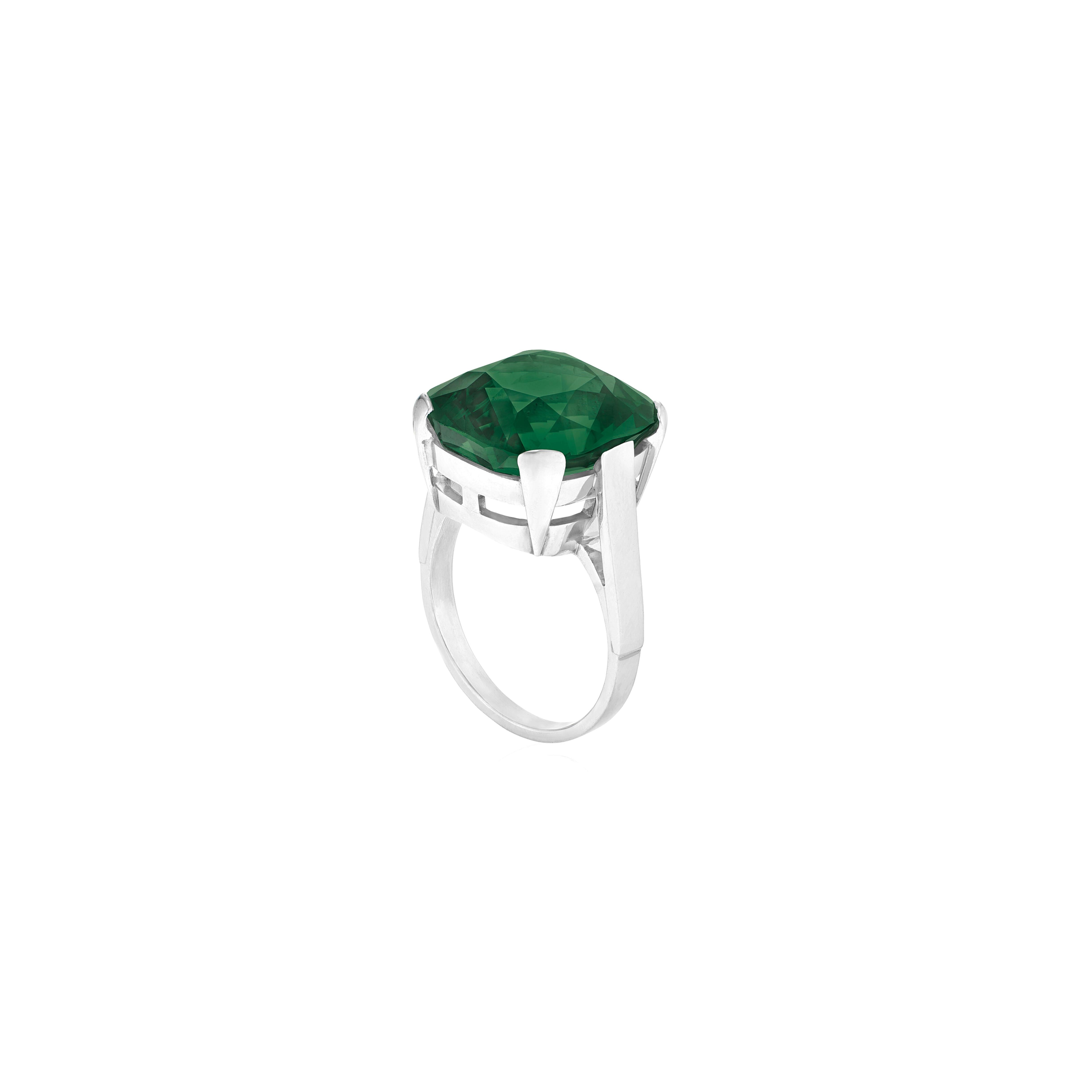 El anillo solitario de esmeralda colombiana en cojín de 10,30 quilates certificado por el GIA es una pieza de joyería impresionante. La piedra central es una esmeralda colombiana, famosa por su color verde intenso y su claridad, que a menudo se