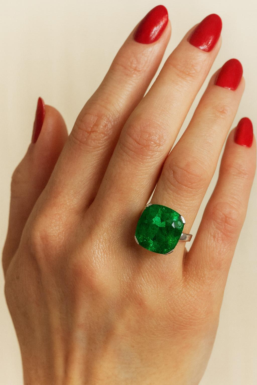 La bague solitaire en émeraude colombienne coussin de 10,30 carats certifiée par le GIA est un bijou époustouflant. La pierre centrale est une émeraude de Colombie, réputée pour sa couleur vert profond et sa clarté, qui est souvent considérée comme