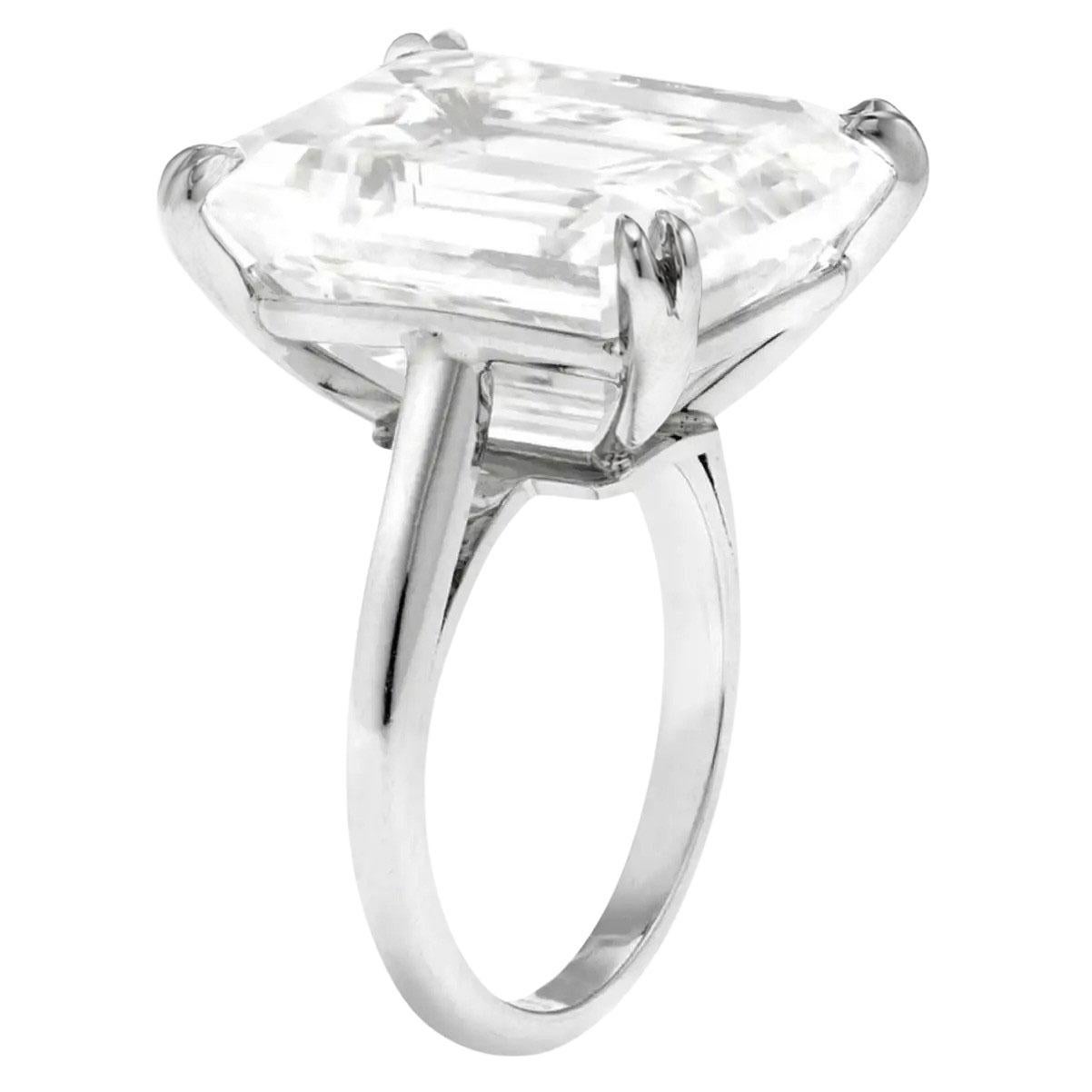 Moderne Bague en platine certifiée GIA avec diamant taille émeraude de 10 carats en vente