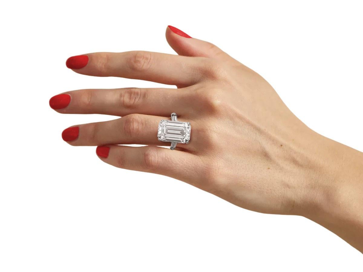 Taille émeraude Bague de fiançailles en platine certifiée GIA de 8 carats avec diamant rond taillé en brillant en vente
